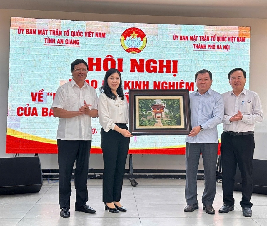 Đồng chí Trần Thị Phương Hoa trao quà lưu niệm tỦy ban MTTQ Việt Nam tỉnh An Giang. Ảnh: PV
