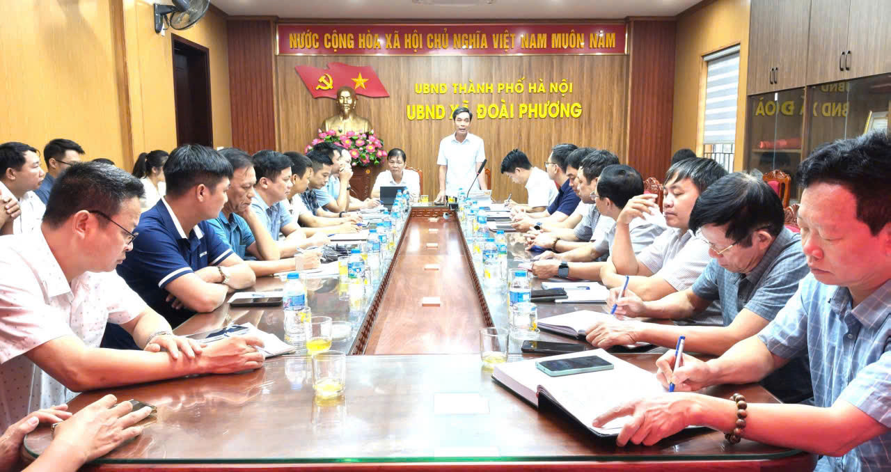 Lãnh đạo xã Đoài Phương bám sát tiến độ, quyết tâm về đích. Ảnh: Thùy Nam