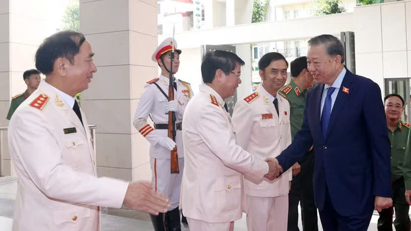 Các đồng chí lãnh đạo Hội Cựu CAND chào mừng Tổng Bí thư, Chủ tịch nước Tô Lâm tới dự Đại hội. Ảnh: Bộ Co
