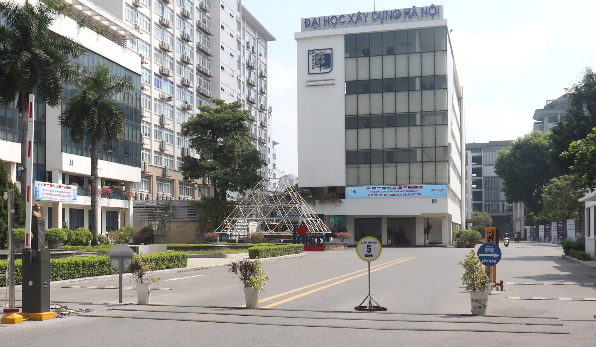 Cùng với 2 trụ sở đất công, 3 trường đại học tại phường Bạch Mai đã bàn giao mặt bằng cho dự án. Ảnh: Linh Chi