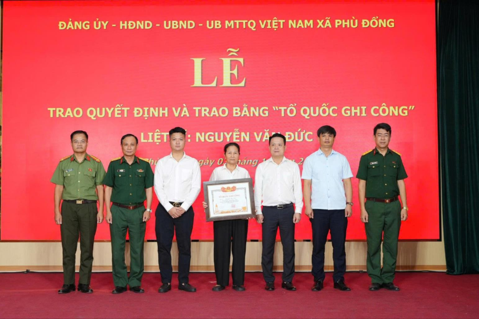 Lễ trao Bằng "Tổ quốc ghi công" liệt sĩ Nguyễn Văn Đức tại xã Phù Đổng