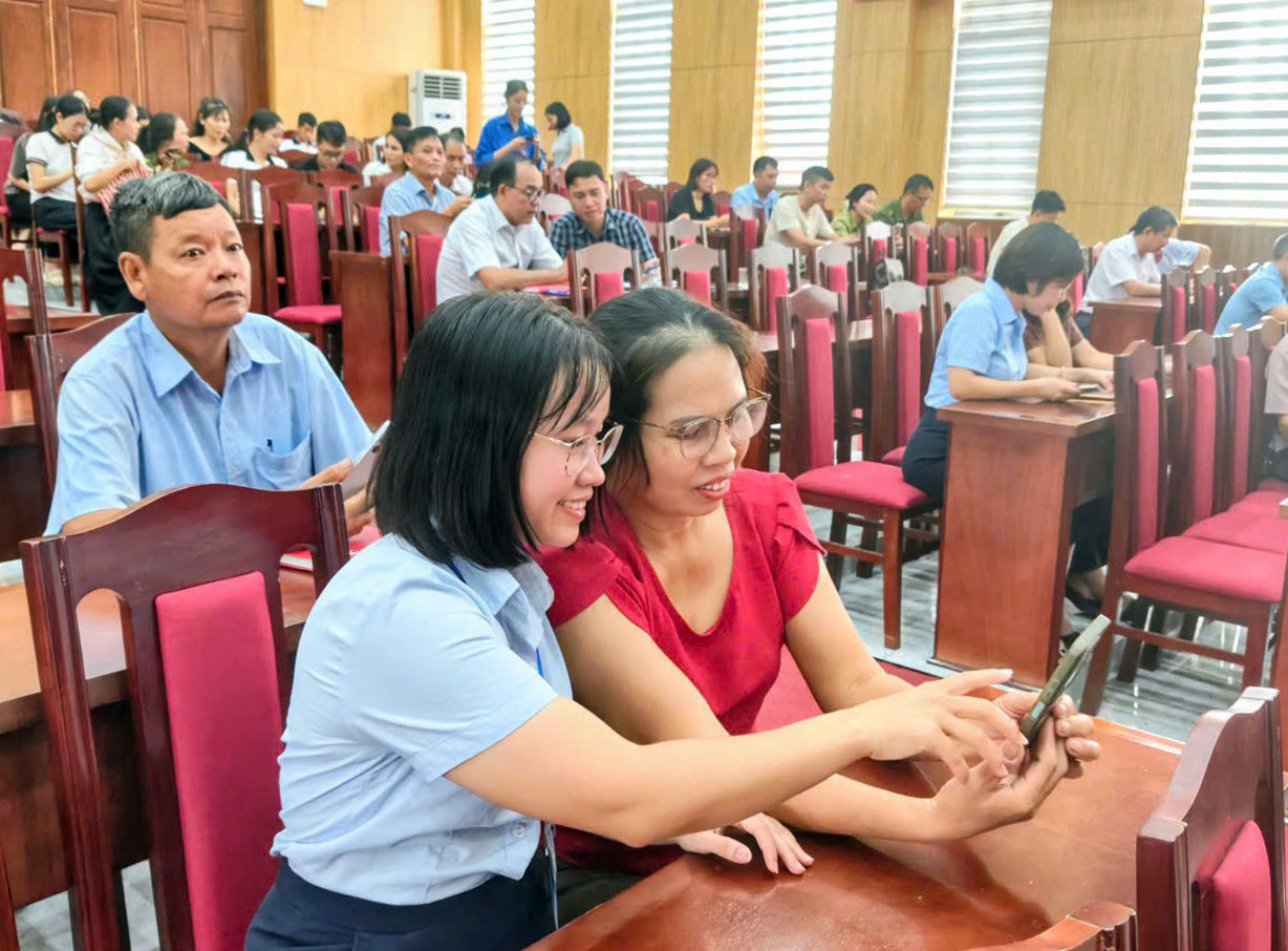 can-bo-huong-dan-nguoi-dan-cac-thao-tac-ung-dung-vneid-tren-dien-thoai..jpg