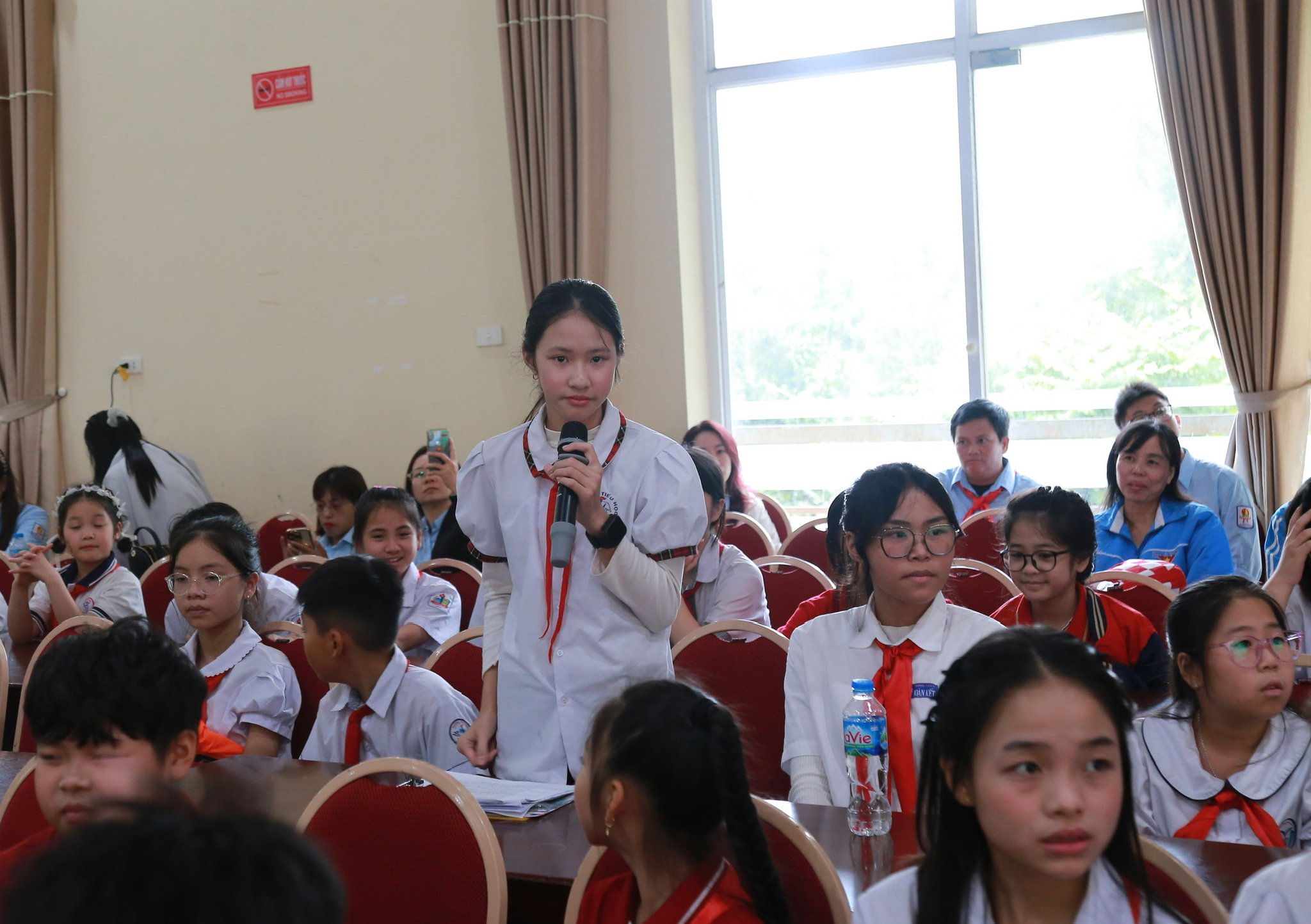 hoc-sinh-dat-cau-hoi-trao-doi-truc-tiep-tai-dien-dan-mot-trong-nhung-kenh-de-tieng-noi-cua-tre-duoc-lang-nghe-tiep-nhan-va-xem-xet.anh-hoi-dong-doi-thanh-pho-ha-noi..jpg