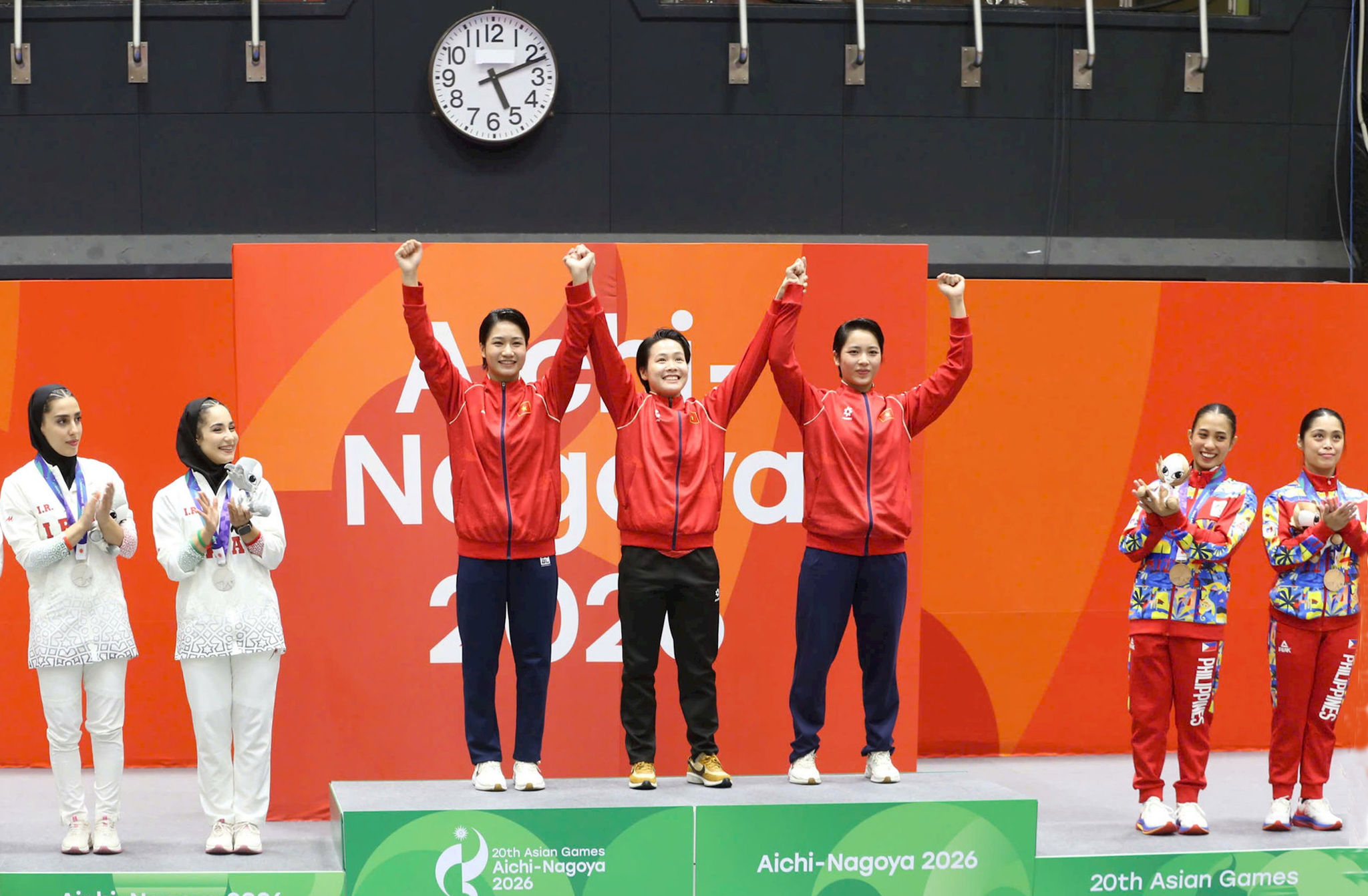 hai-vo-si-ha-noi-bui-ngoc-nhi-ao-do-ben-phai-va-hoang-thi-thu-uyen-ao-do-ben-trai-thuoc-doi-karate-viet-nam-tren-buc-nhan-huy-chuong-vang-tai-asiad-20.-anh-bui-luong.jpg