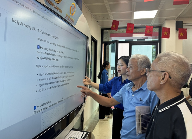 nguoi-dan-su-dung-tro-ly-ao-ai-trong-thuc-hien-thu-tuc-hanh-chinh-tai-phuong-o-cho-dua.-anh-khanh-huyen.jpg