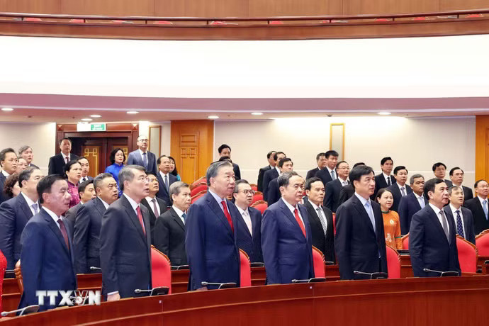 Tổng Bí thư, Chủ tịch nước Tô Lâm và các đại biểu thực hiện nghi lễ chào cờ. (Ảnh: Thống Nhất/TTXVN)
