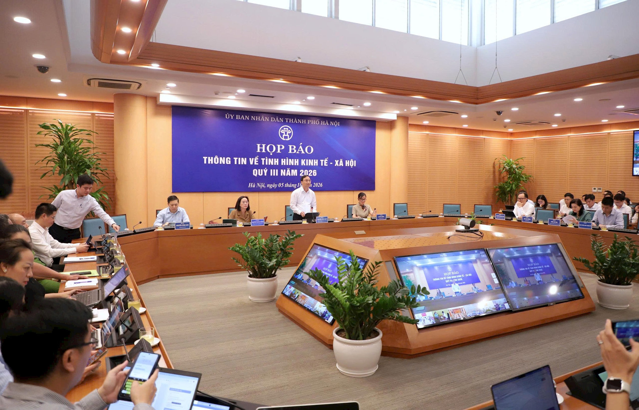 UBND thành phố Hà Nội tổ chức họp báo thông tin về tình hình kinh tế - xã hội Quý III năm 2026. Ảnh: Đình Hiệp