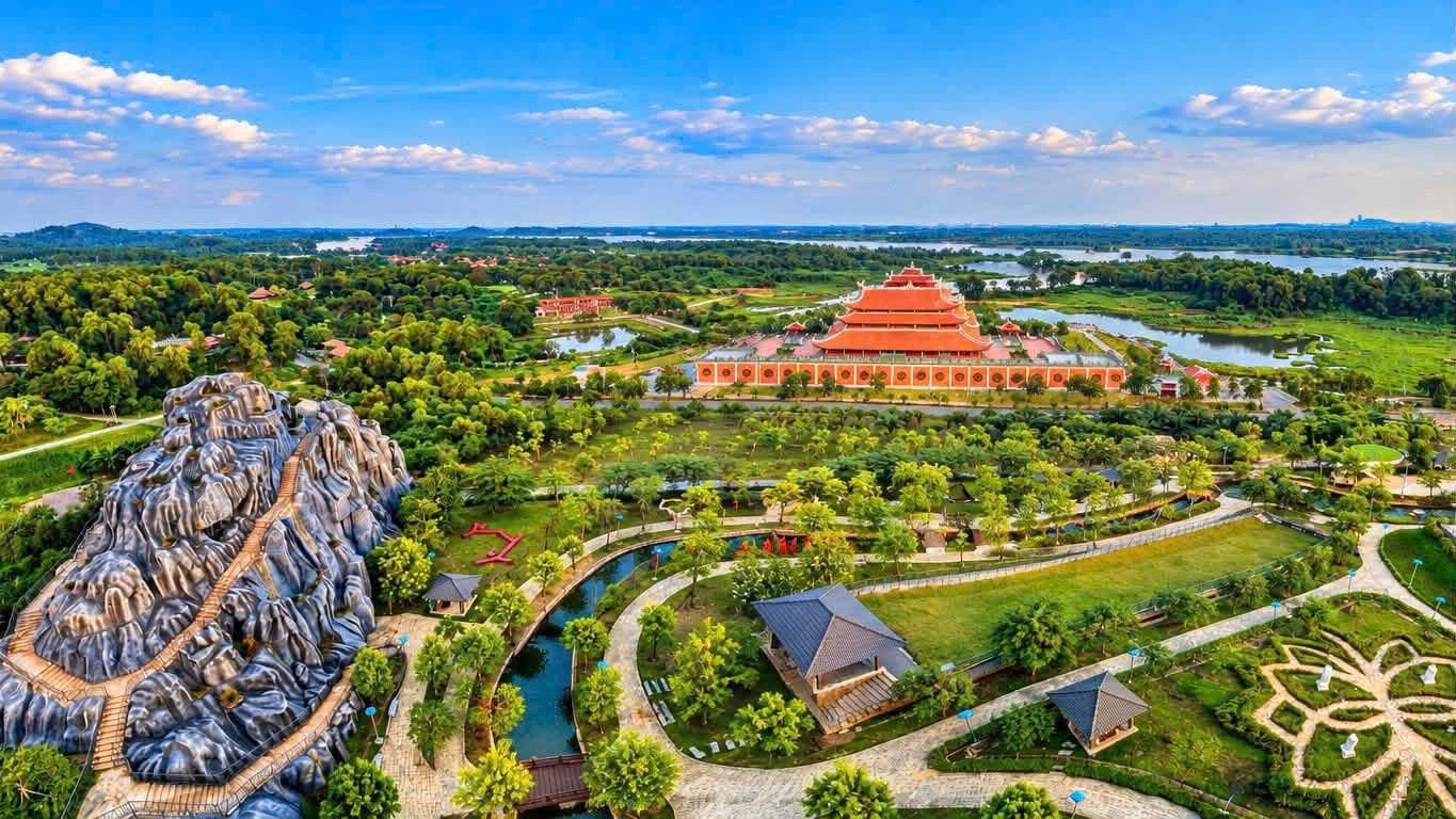ToQuảng trường Hùng Vương và Khu Nghi lễ thờ Tổ tại Làng Văn hoá - Du lịch các dân tộc Việt Nam. Ảnh: LVH