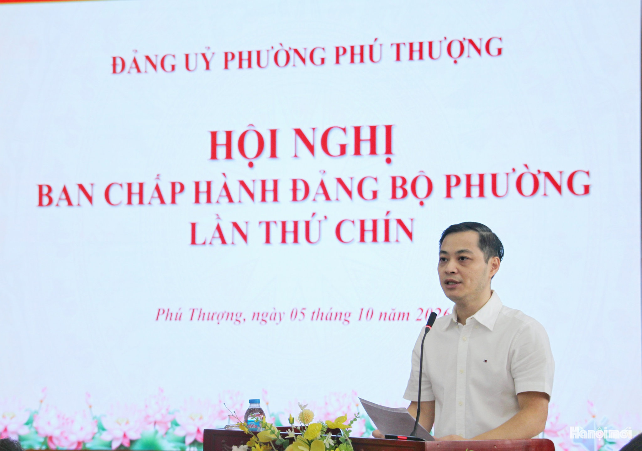 Bí thư Đảng ủy, Chủ tịch HĐND phường Phú Thượng Nguyễn Quốc Hà phát biểu khai mạc hội nghị. Ảnh: Cao Kỳ