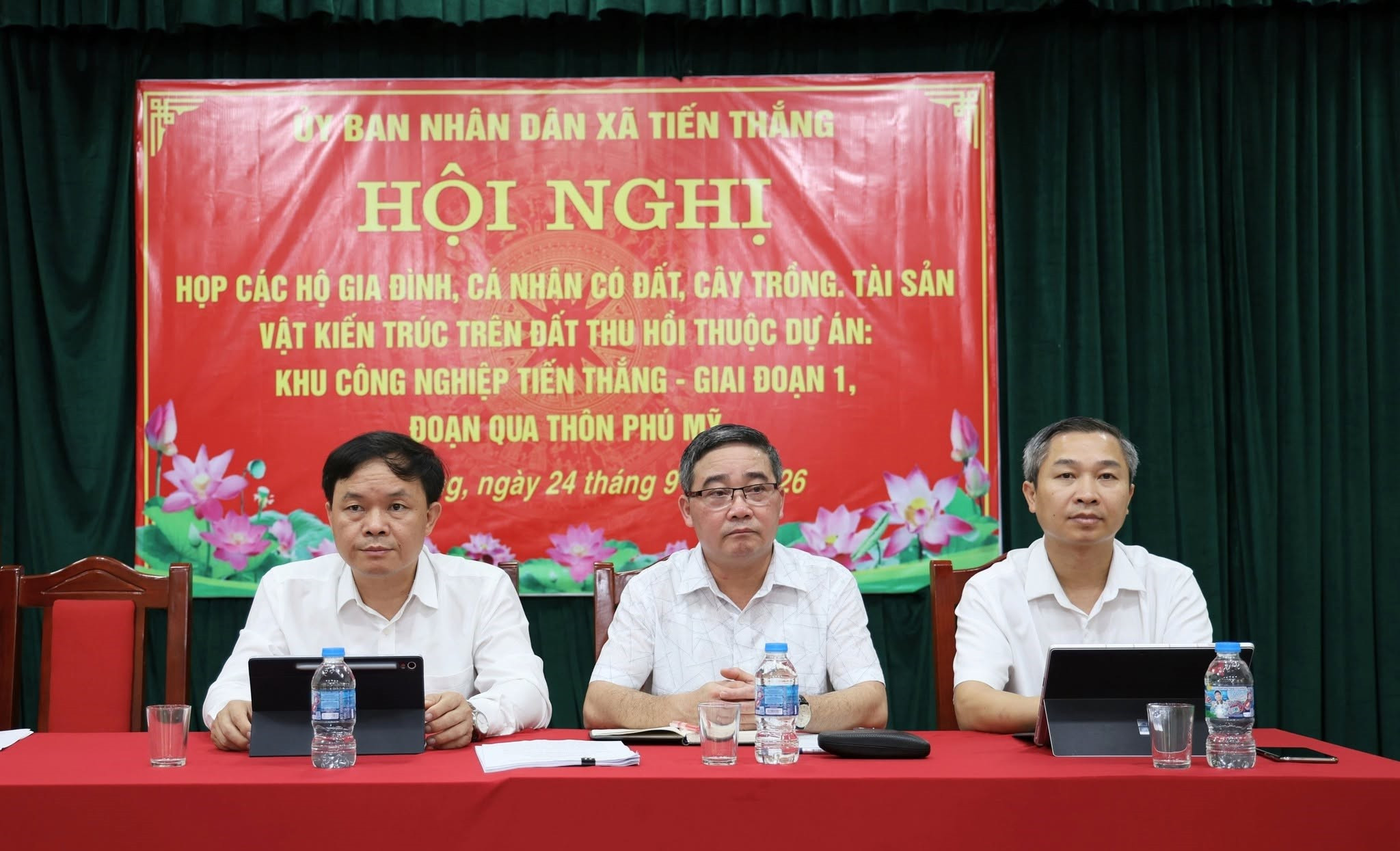 Lãnh đạo xã Tiến Thắng trao đổi với người dân liên quan đến công tác GPMB cho dự án KCN Tiến Thắng - giai đoạn 1. Ảnh: Mạnh Thắng.