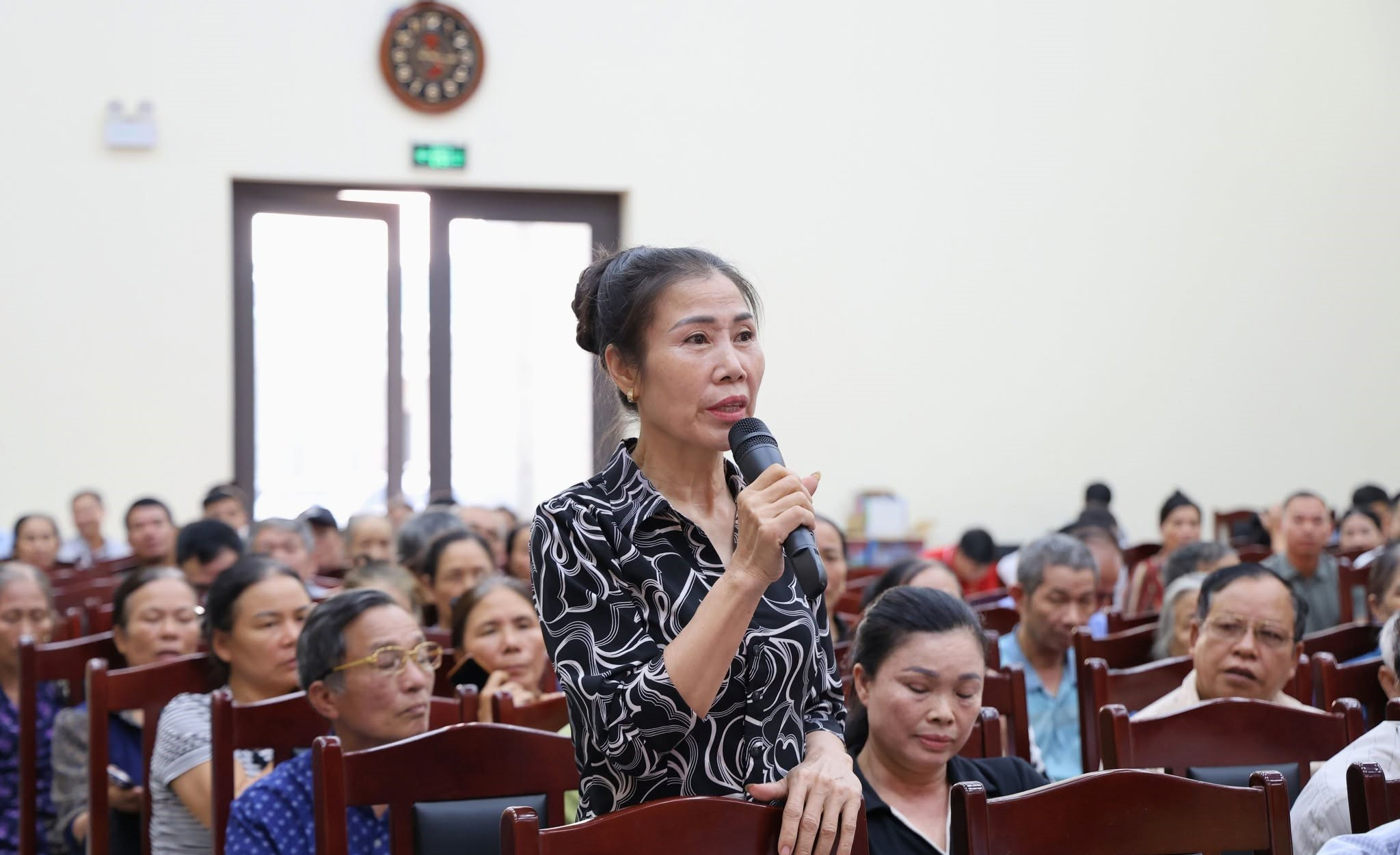 Người dân nêu ý kiến liên quan đến chính sách bồi thường, GPMB phục vụ dự án KCN Tiến Thắng - giai đoạn 1. Ảnh: Mạnh Thắng.