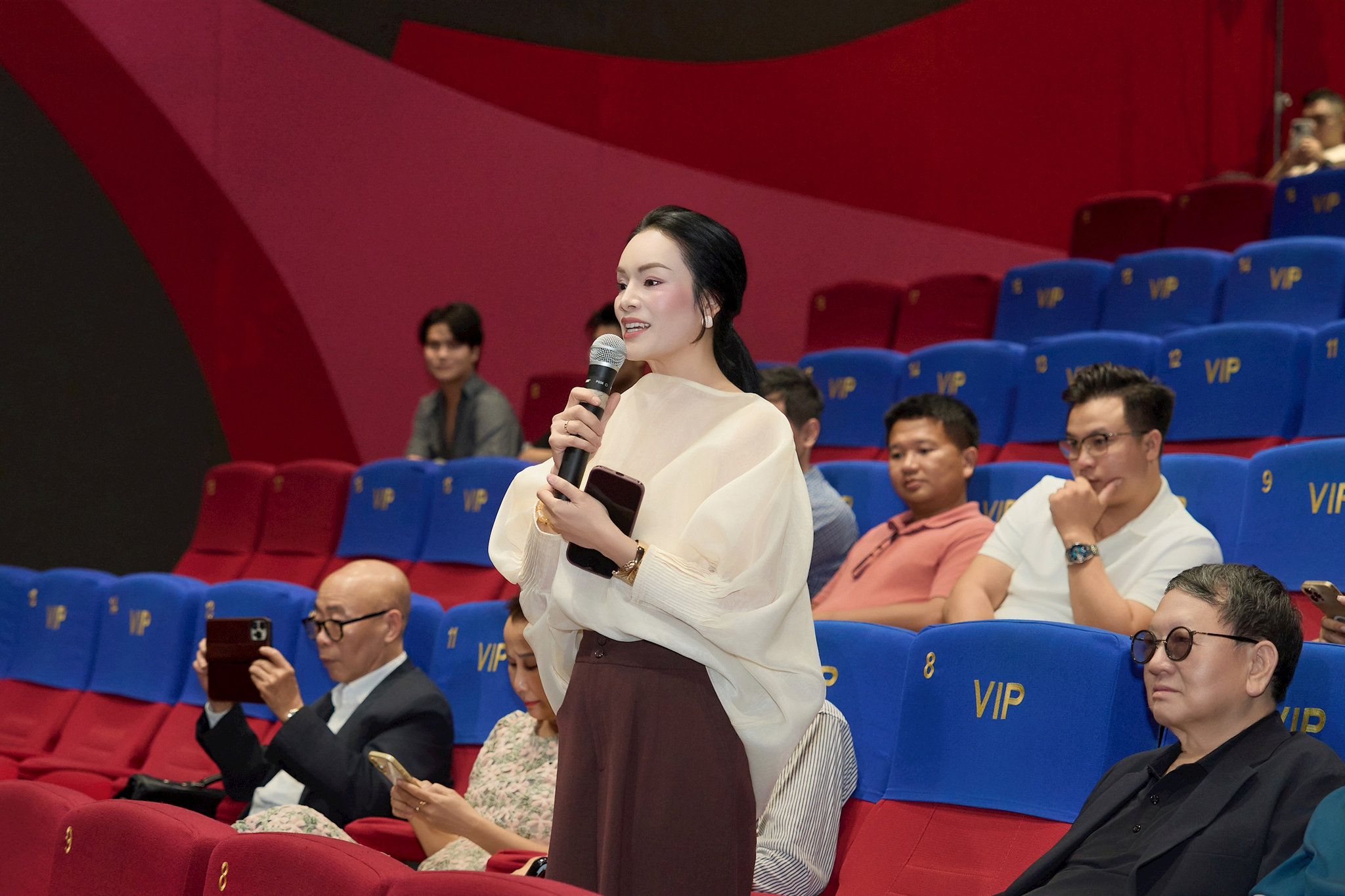 PGS.TS.NSƯT Nguyễn Thị Tân Nhàn, Trưởng khoa Thanh nhạc (Học viện Âm nhạc Quốc gia Việt Nam) đánh giá cao tinh thần làm việc và sản phẩm của Đặng Ngọc Anh. Ảnh: Ban tổ chưc
