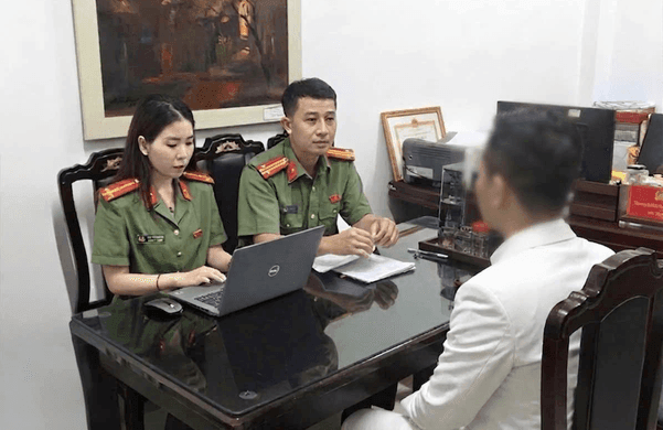 can-bo-cong-an-lam-viec-voi-nguoi-dang-tai-thong-tin-sai-su-that-tren-mang-xa-hoi.-anh-cong-an-thanh-pho-ha-noi.png