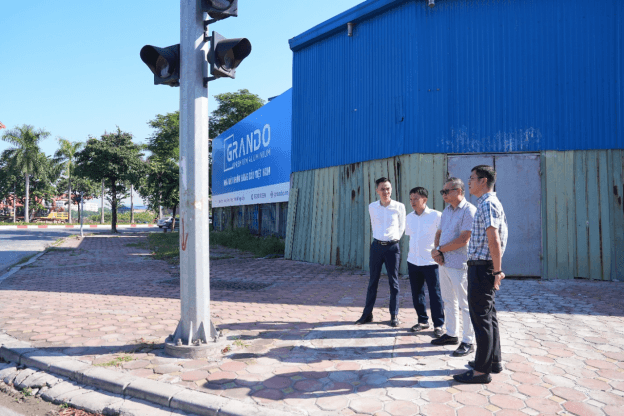 Bí thư Đảng ủy xã Gia Lâm Lê Ngọc Anh cùng đoàn công tác kiểm tra thực tế tình trạng vận hành của hệ thống đèn tín hiệu giao thông tại khu vực nút giao. Ảnh: Hoàng Anh