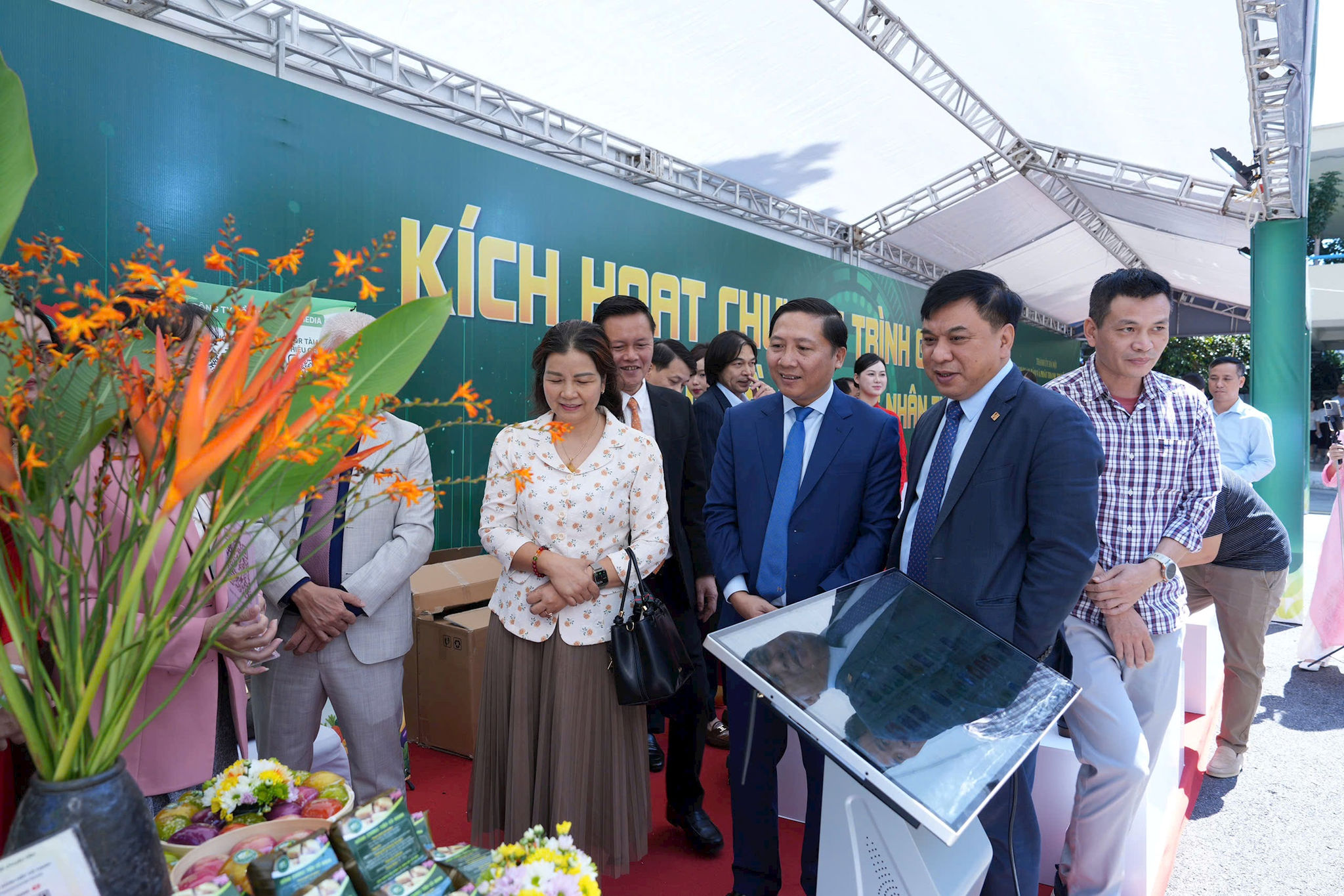 Các đại biểu tham quan gian trưng bày sản phẩm OCOP Hà Nội trong khuôn khổ lễ kích hoạt Chương trình “Gian hàng số – nâng tầm thương nhân Thủ đô” và ra mắt kênh TikTok “OCOP Hà Nội”. Ảnh: Duy Kh
