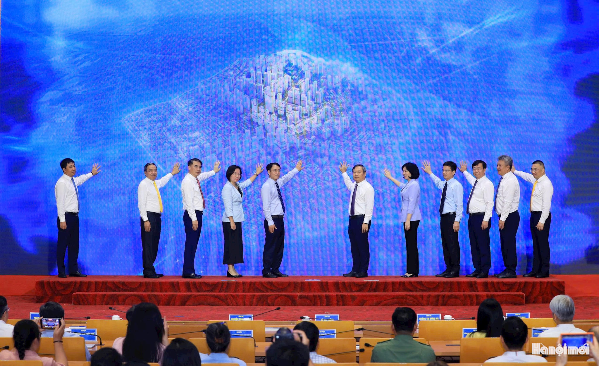 cac-dong-chi-lanh-dao-thanh-pho-thuc-hien-nghi-thuc-an-nut-khoi-cong-khanh-thanh.-anh-viet-thanh.jpg