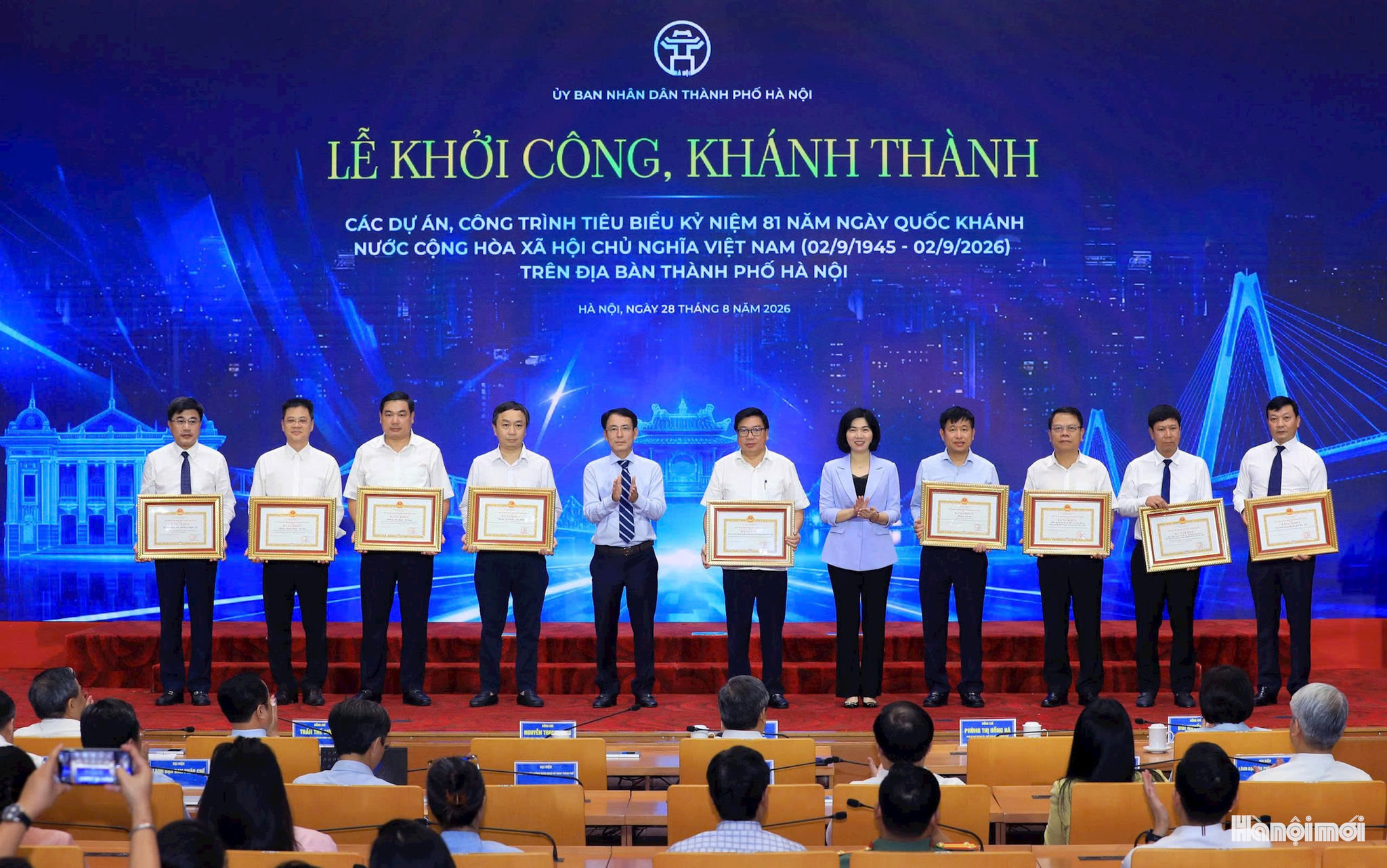 cac-dong-chi-lanh-dao-thanh-pho-trao-bang-khen-cho-cac-tap-the-co-thanh-tich-xuat-sac.-anh-viet-thanh(1).jpg