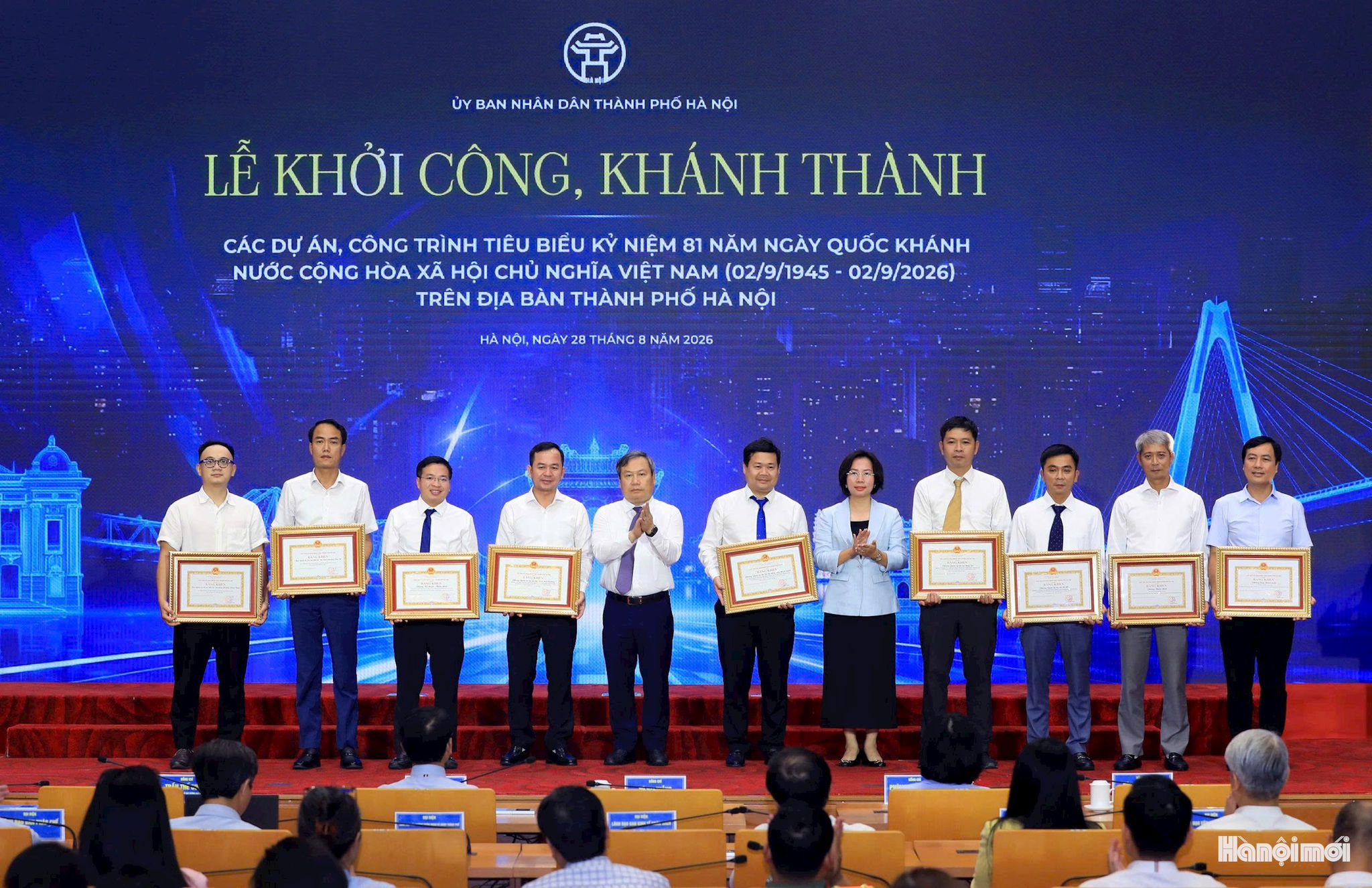 cac-dong-chi-lanh-dao-thanh-pho-trao-bang-khen-cho-cac-tap-the-co-thanh-tich-xuat-sac.-anh-viet-thanh.jpg