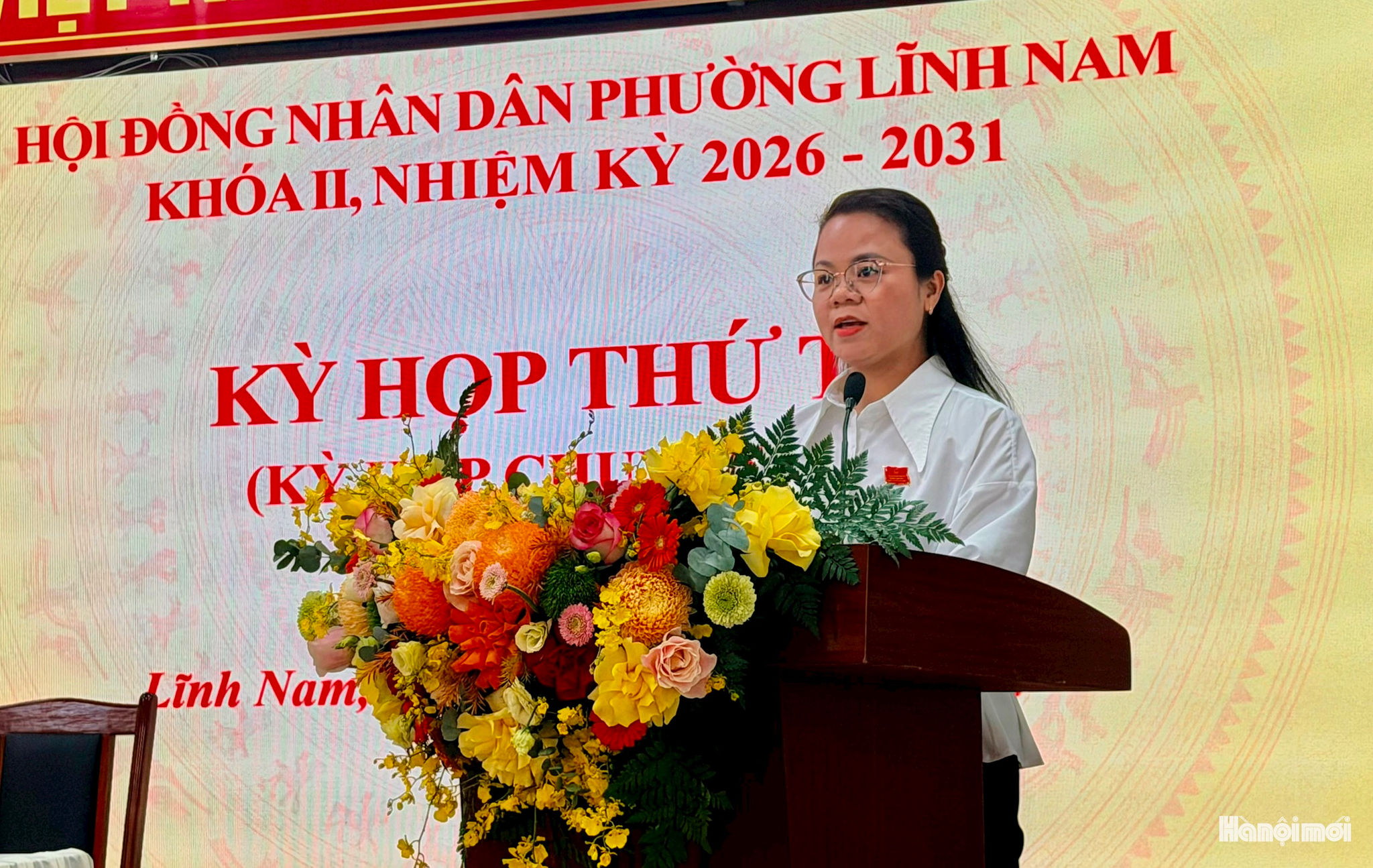 Phó Chủ tịch HĐND phường Lĩnh Nam Vương Thị Mai Hương thông qua chương trình kỳ họp. Ảnh: PV