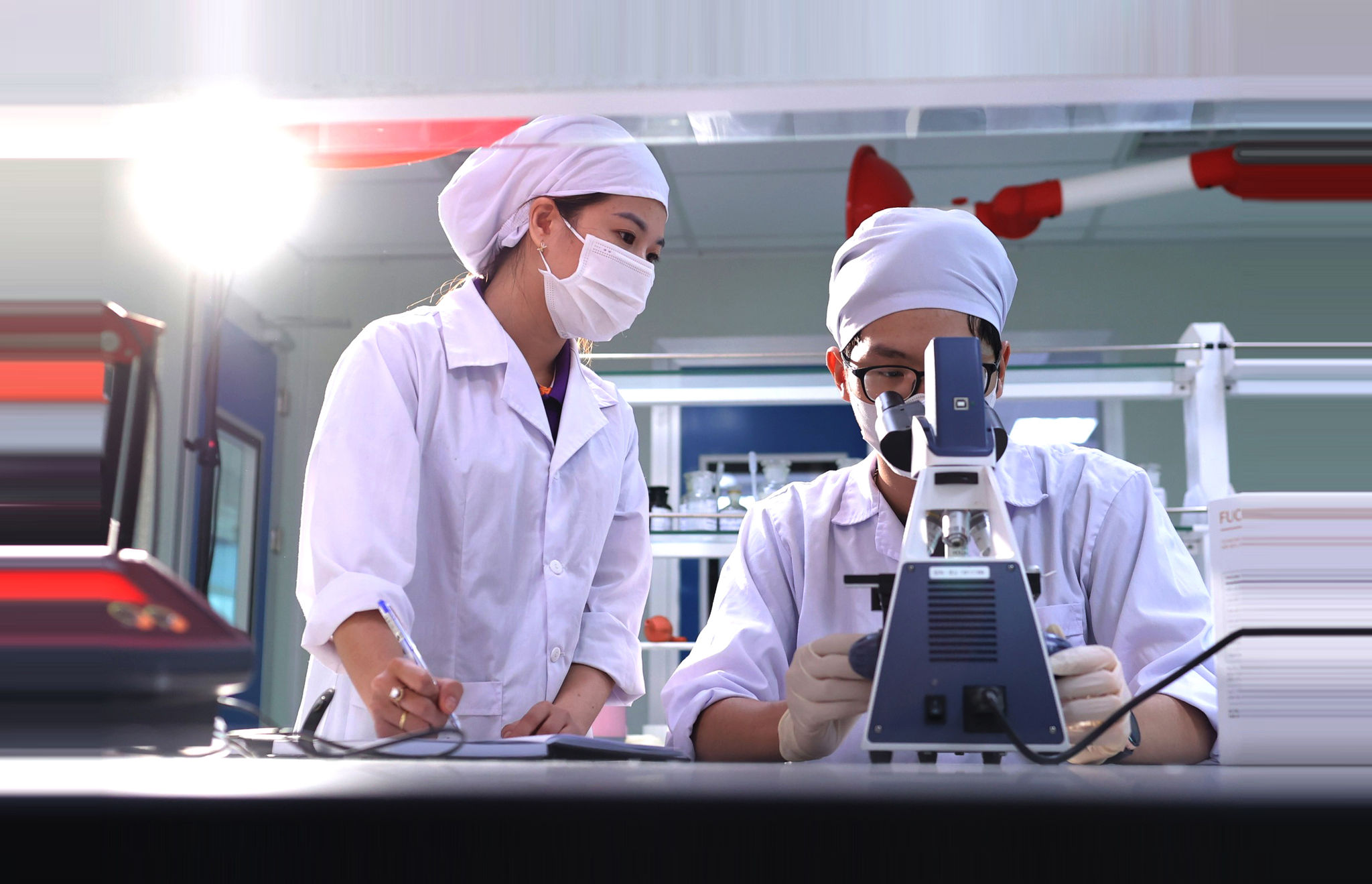 nghien-cuu-khoa-hoc-tai-phong-thi-nghiem-cua-nha-may-duoc-pham-cong-nghe-cao-cvi-pharma-khu-cong-nghe-cao-hoa-lac-.-anh-hang-thu.jpg