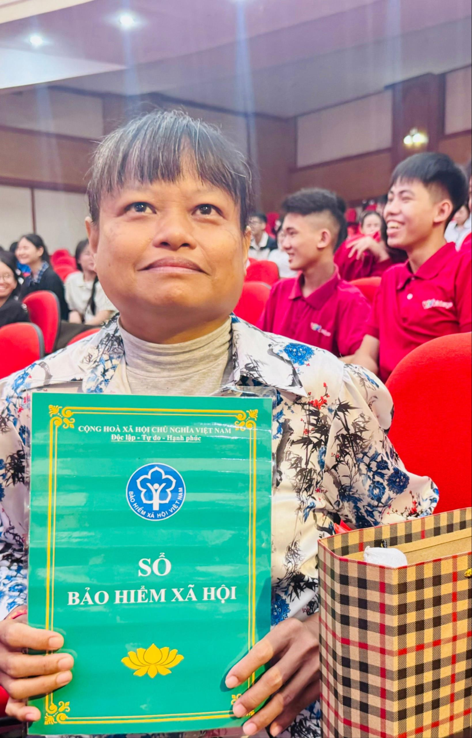Niềm vui của chị Dương Thị Tho khi được nhận quà và sỏ BHXH tại Phiên giao dịch việc làm lưu động cụm Thường Tín, tháng 9-2026. Ảnh: Mai Hoa