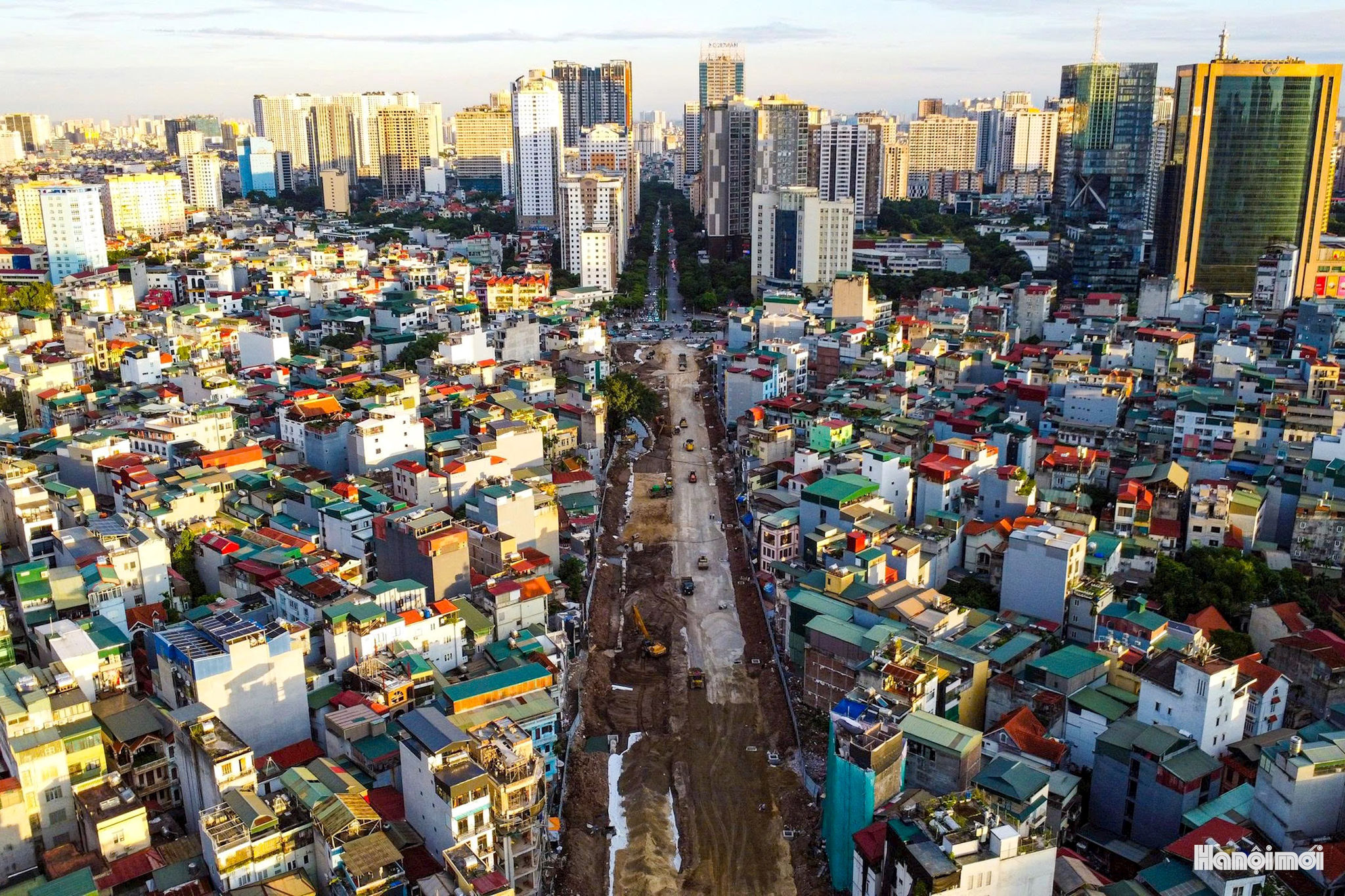 Tuyến đường Vành đai 2,5 có tổng chiều dài gần 20 km với quy mô mặt cắt ngang từ 40 m đến 50 m, đóng vai trò là trục giao thông phụ trợ quan trọng nằm giữa đường Vành đai 2 và Vành đai 3.