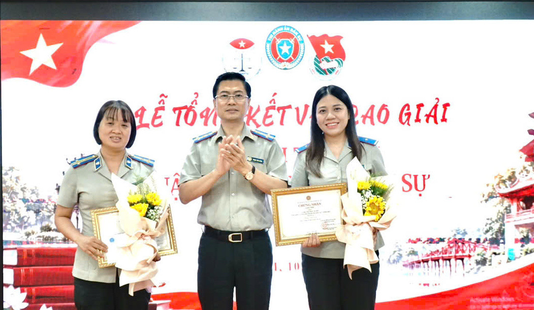 Trưởng Thi hành án dân sự thành phố Hà Nội trao giải Nhì cho các cá nhân. Ảnh: Minh Hà