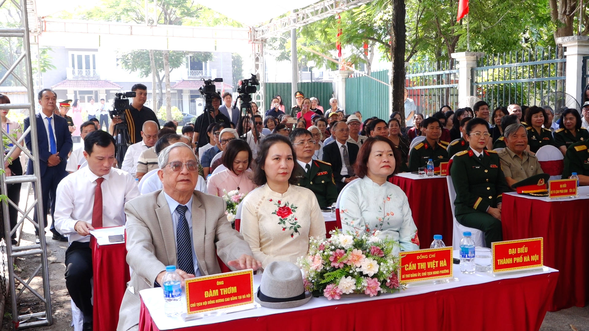 Đại biểu tham dự Lễ gắn biển tên phố Vũ Nam Long. Ảnh: Đỗ