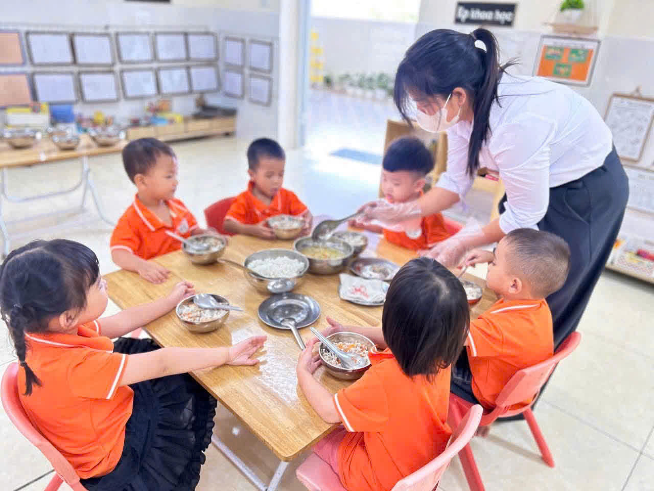 Giáo viên trường mầm non Phú Châu xã Vật Lại chăm sóc các con trong bữa ăn bán trú tại trường. Ảnh: Trần Hằng