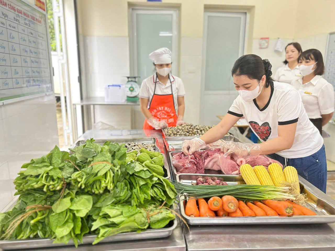 Kiểm tra thực phẩm đầu vào tại trường mầm non Phú Châu xã Vật Lại. Ảnh: Trần Hằng