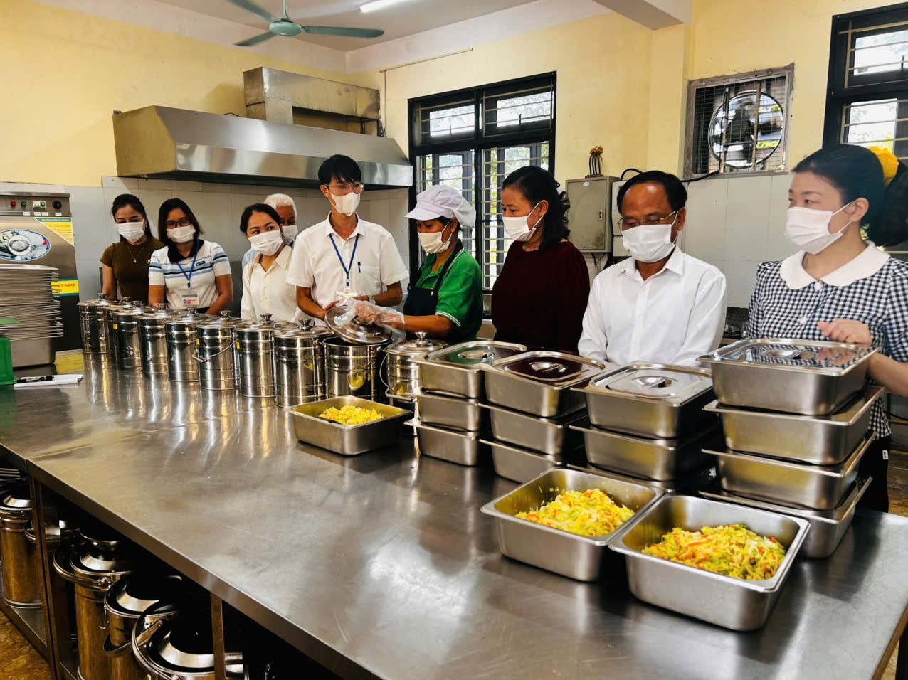 Đoàn công tác của xã Vật Lại kiểm tra bữa ăn bán trú tại trường tiểu học Thái Hòa. Ảnh: Trần Hằng