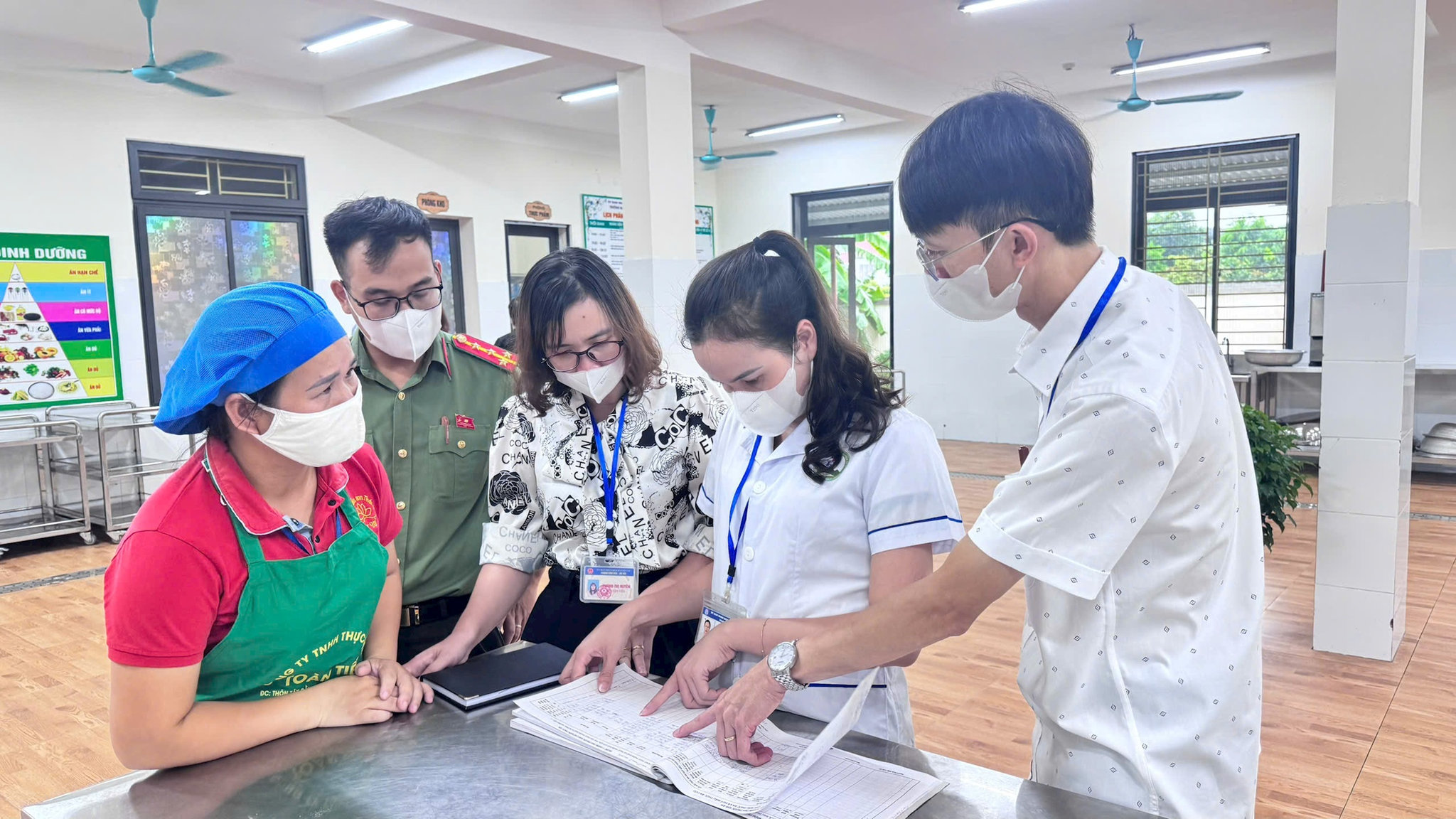 Ông Vũ Hồng Giang, Phó Trưởng phòng Văn hóa - Xã hội xã Vật Lại (người đầu tiên từ bên phải sang) cùng đoàn công tác của xã kiểm tra bữa ăn bán trú tại Trường tiểu học Thái Hòa, xã Vật Lại. Ảnh: Kim Xuyến