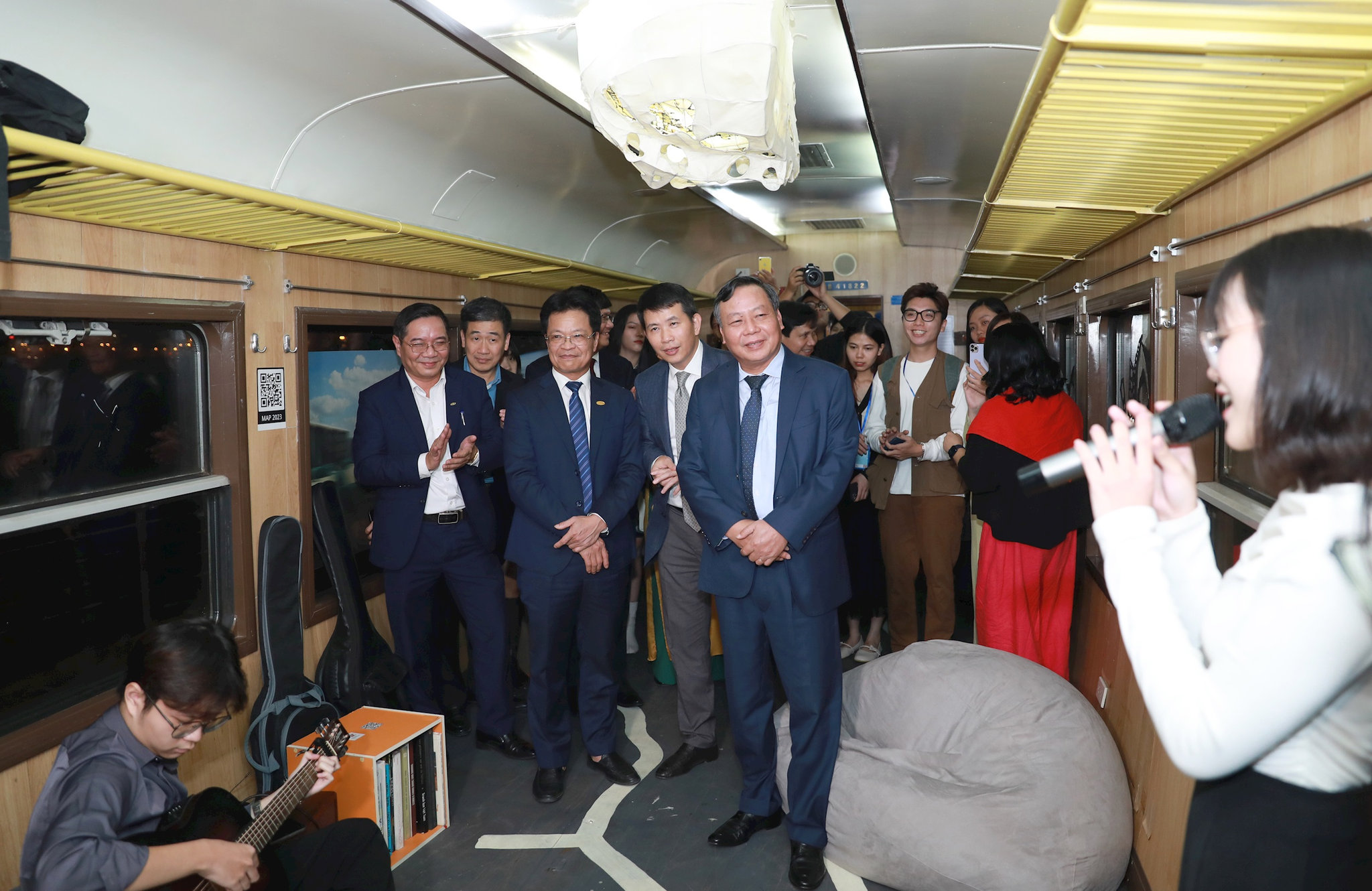 t4-o-phong-vanhoa.jpg