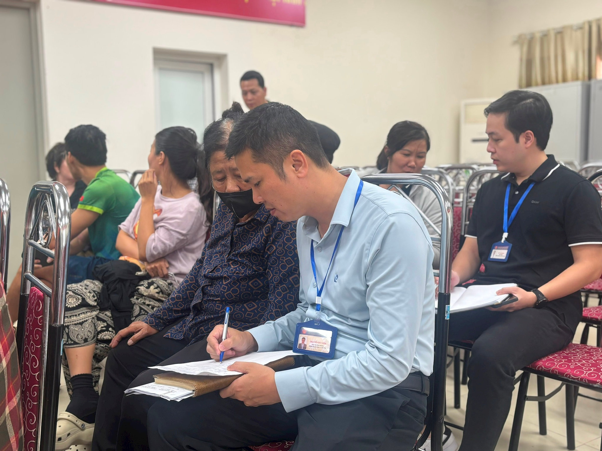 Cán bộ của phòng Kinh tế, Hạ tầng và Đô thị phường Văn Miếu - Quốc Tử Giám trực tiếp tuyên truyền, hướng dẫn các hộ kinh doanh thực hiện đúng quy định của pháp luật. Ảnh: Vân Hà