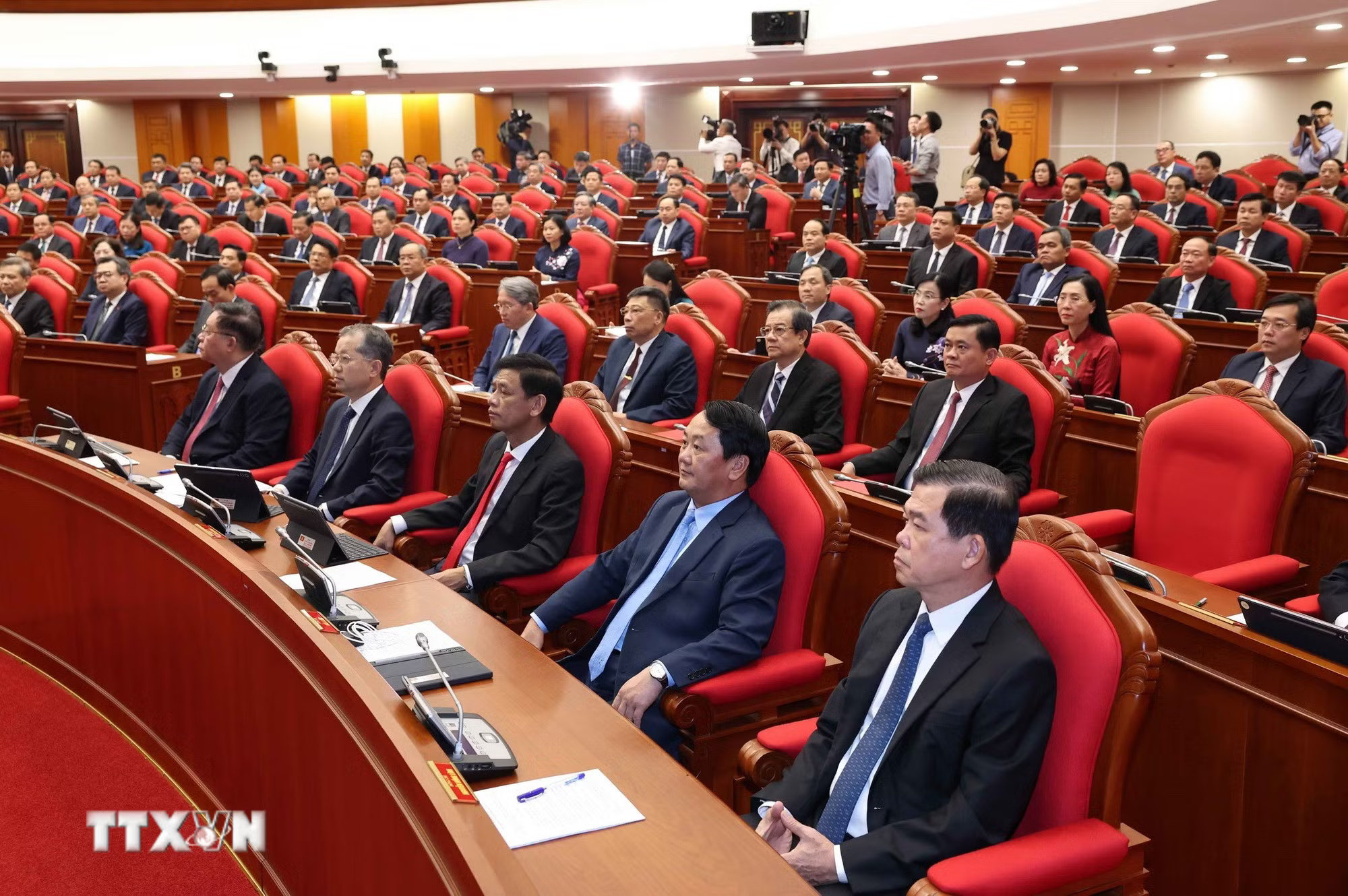 j7egqoefc2md2eyy1zloda6editxgq-_ttxvn_be-mac-hoi-nghi-lan-thu-tu-ban-chap-hanh-trung-uong-dang-khoa-xiv-9074058-22.jpg
