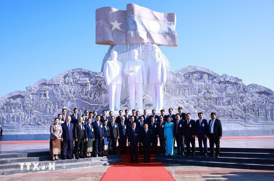 p-_ttxvn_thu-tuong-le-minh-hung-va-thu-tuong-lao-saleumxay-kommasith-dang-hoa-tai-cong-vien-huu-nghi-lao-viet-nam-7.jpg