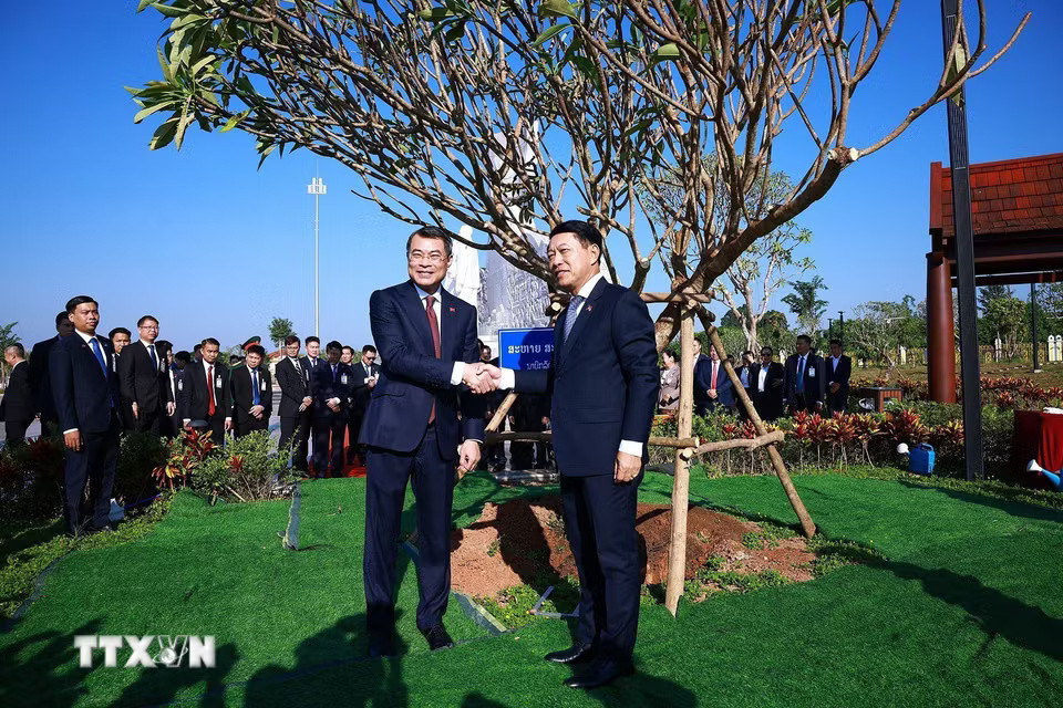 w-_ttxvn_thu-tuong-le-minh-hung-va-thu-tuong-lao-saleumxay-kommasith-dang-hoa-tai-cong-vien-huu-nghi-lao-viet-nam-8.jpg