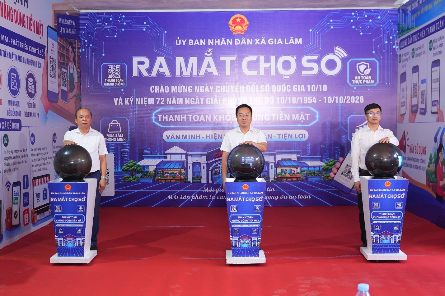 Lãnh đạo xã Gia Lâm thực hiện nghi thức ra mắt mô hình chợ số. Ảnh: Hoàng Anh