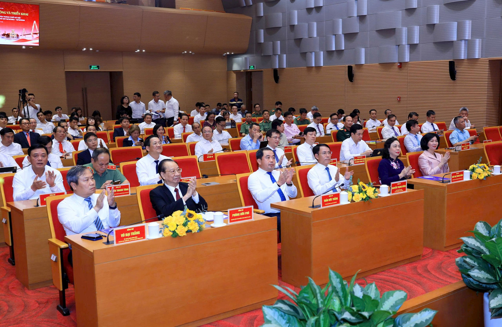 Các đồng chí lan