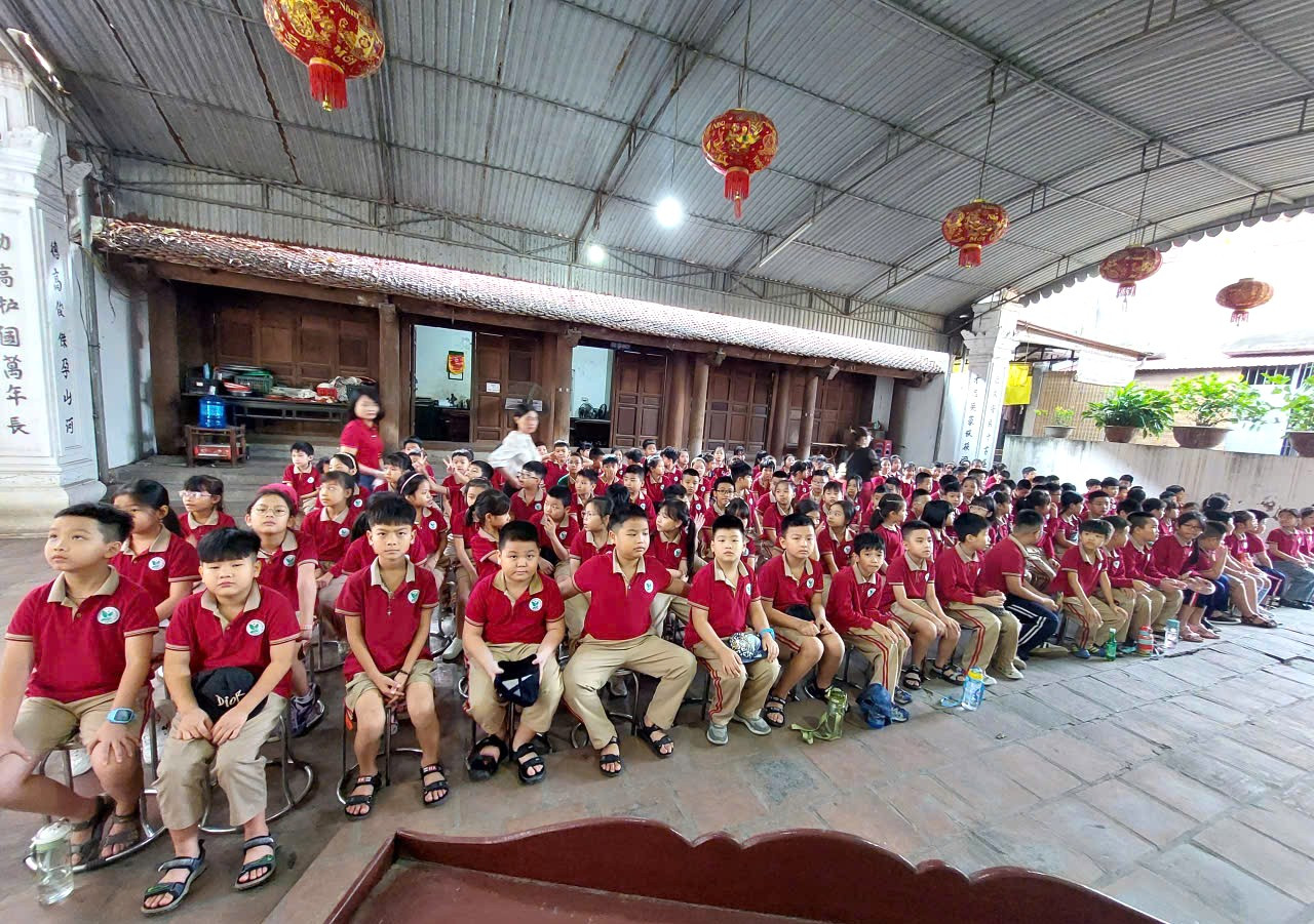 Học sinh tham quan tìm hiểu di tích và các nghi lễ tại di tích đền Trấn Vũ - Chùa Cự Linh. Ảnh: Nhân vật cung cấp