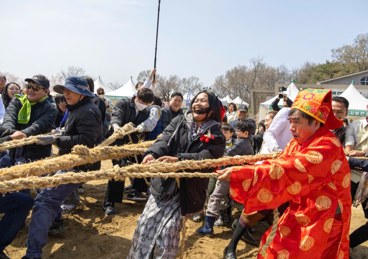 Ông Ngô Quang Khải (ngoài cùng bên phải) tham gia giao lưu kéo cotại Hàn Quốc. Ảnh: Nhân vật cung cấp. 