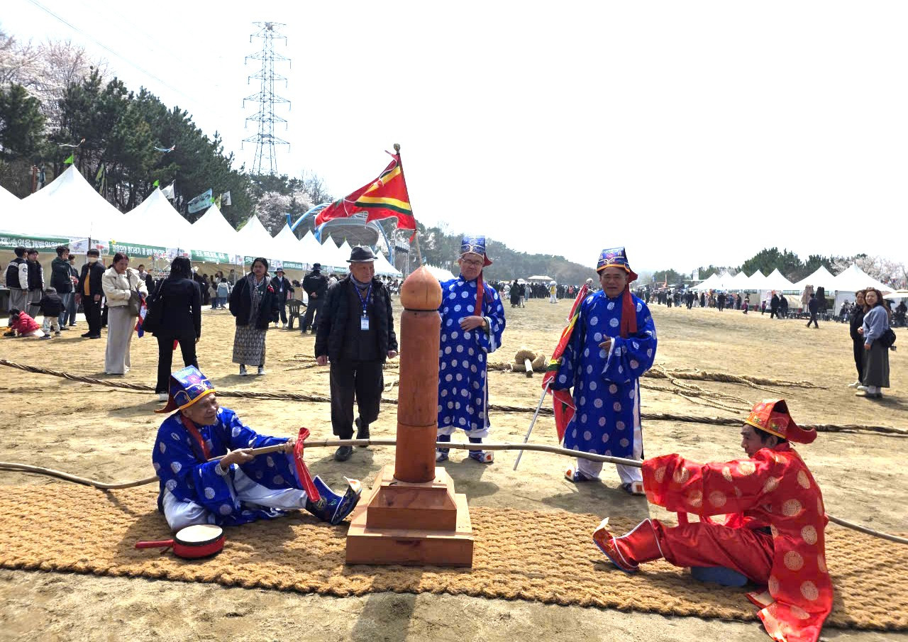 Ông Ngô Quang Khải (bên phải) tham gia trình diễn Kéo co ngồi tại Hàn Quốc. Ảnh: Nhân vật cung cấp