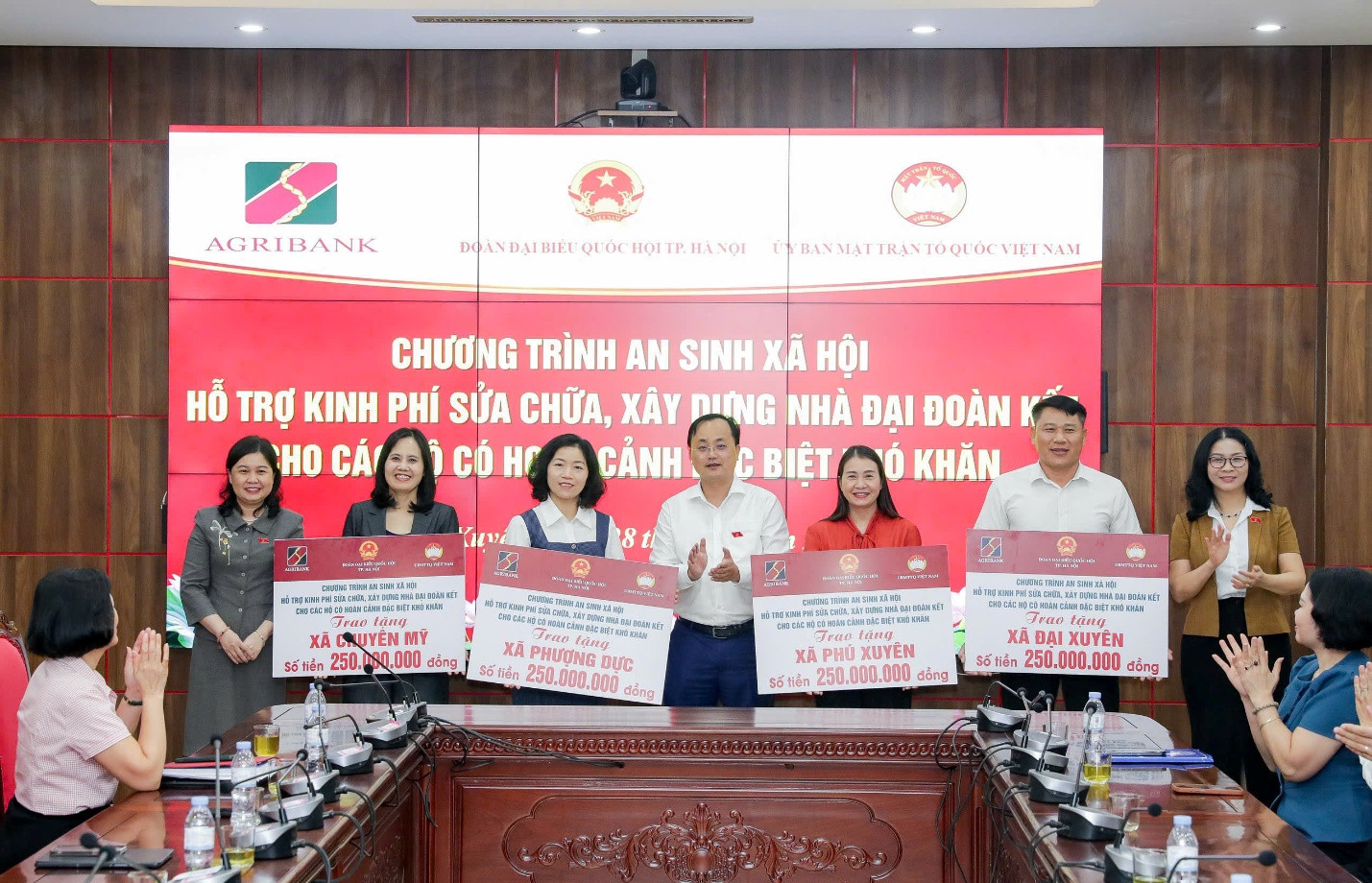 Đồng chí Tô Huy Vũ trao biểu trưng 1 tỷ đồng của Agribank hỗ trợ sửa chữa, xây dựng nhà Đại đoàn kết cho các hộ gia đình có hoàn cảnh đặc biệt khó khăn tại 4 xã Phú Xuyên, Chuyên Mỹ, Phượng Dực và Đại Xuyên.