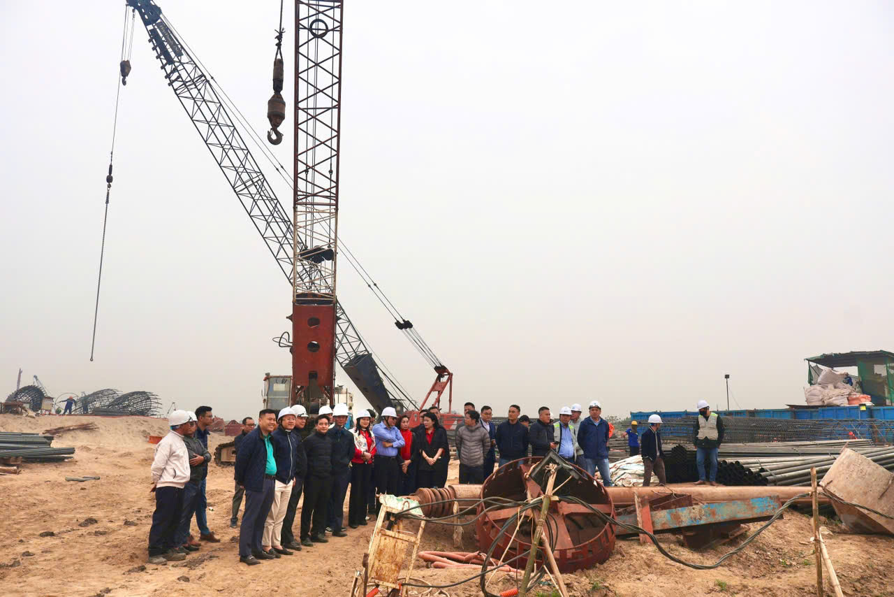 Bà Phùng Thị Bình, Phó Tổng Giám đốc (thứ 6, hàng đầu từ trái sang) cùng đoàn công tác Agribank thực địa tại công trường Dự án đường Vành đai 4 - Vùng Thủ đô.