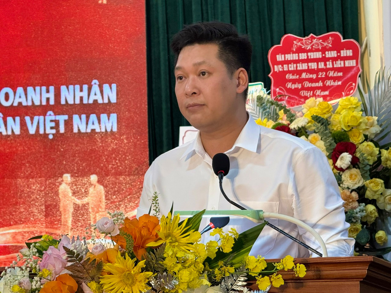Trưởng phòng Nội vụ - Pháp chế xã Hoàng Minh Đức đọc quyết định khen thưởng các giám đốc doanh nghiệp. Ảnh: Kiều Thoan Thu 