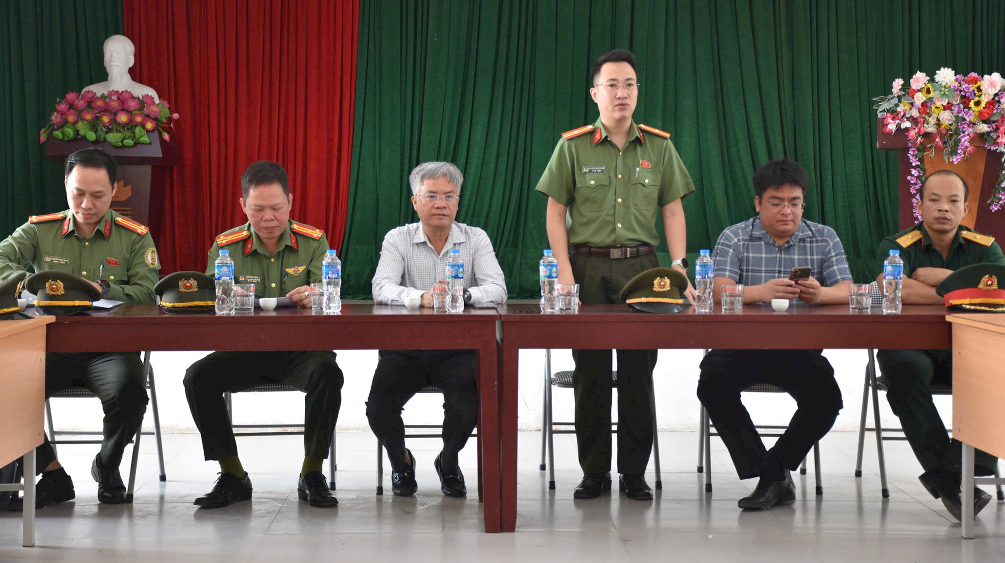 Thiếu tá Nguyễn Ngọc Toản, Phó Tổ trưởng Tổ An ninh, Công an xã Phù Đổng thông tin về các giải . Ảnh: Nguyễn Thủy