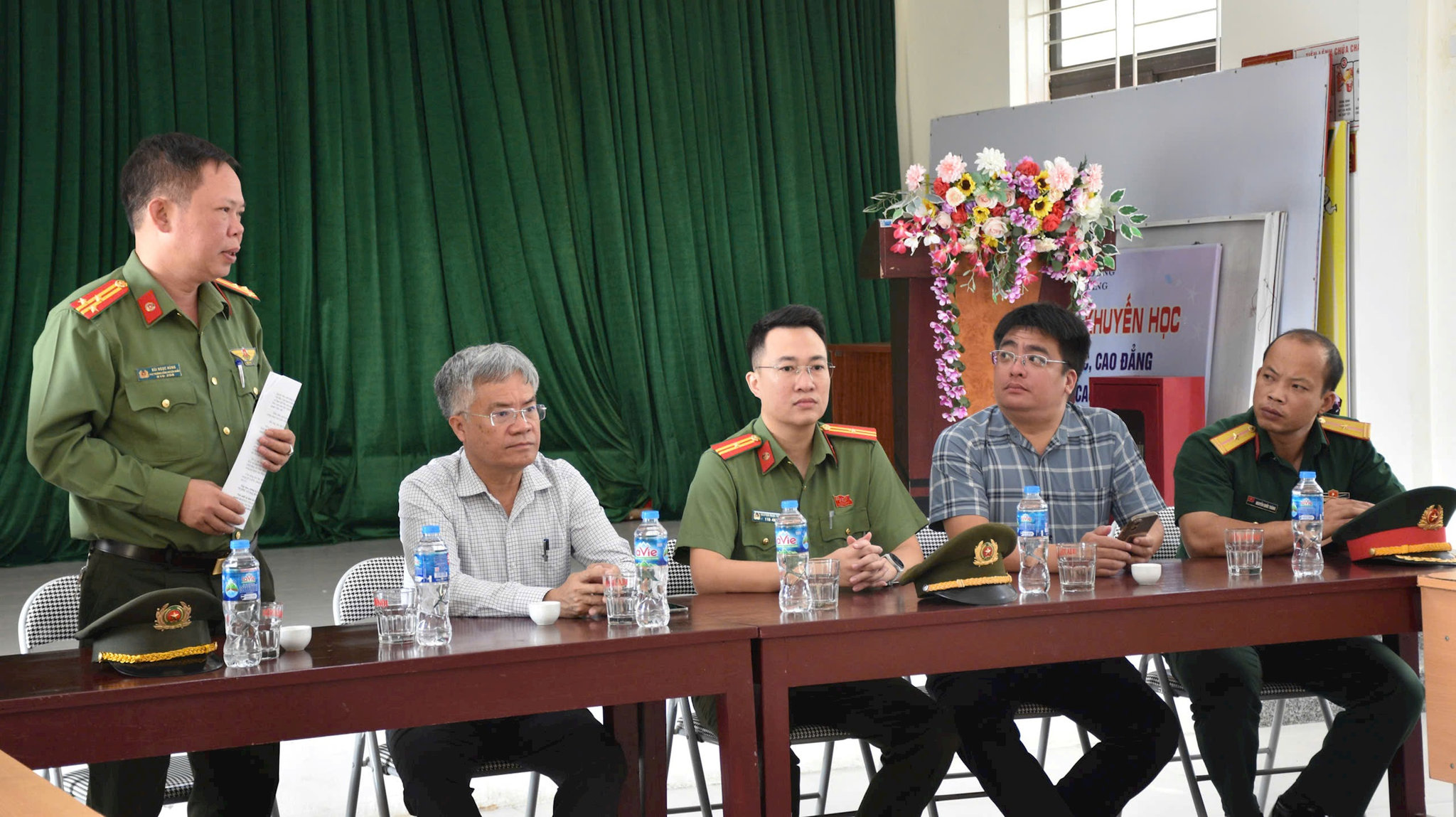 Ông Bùi Ngọc Hùng, Phó Trưởng Công an cửa khẩu Cảng hàng không quốc tế Nội Bài thông tin về các quy định về an ninh an toàn hàng khô