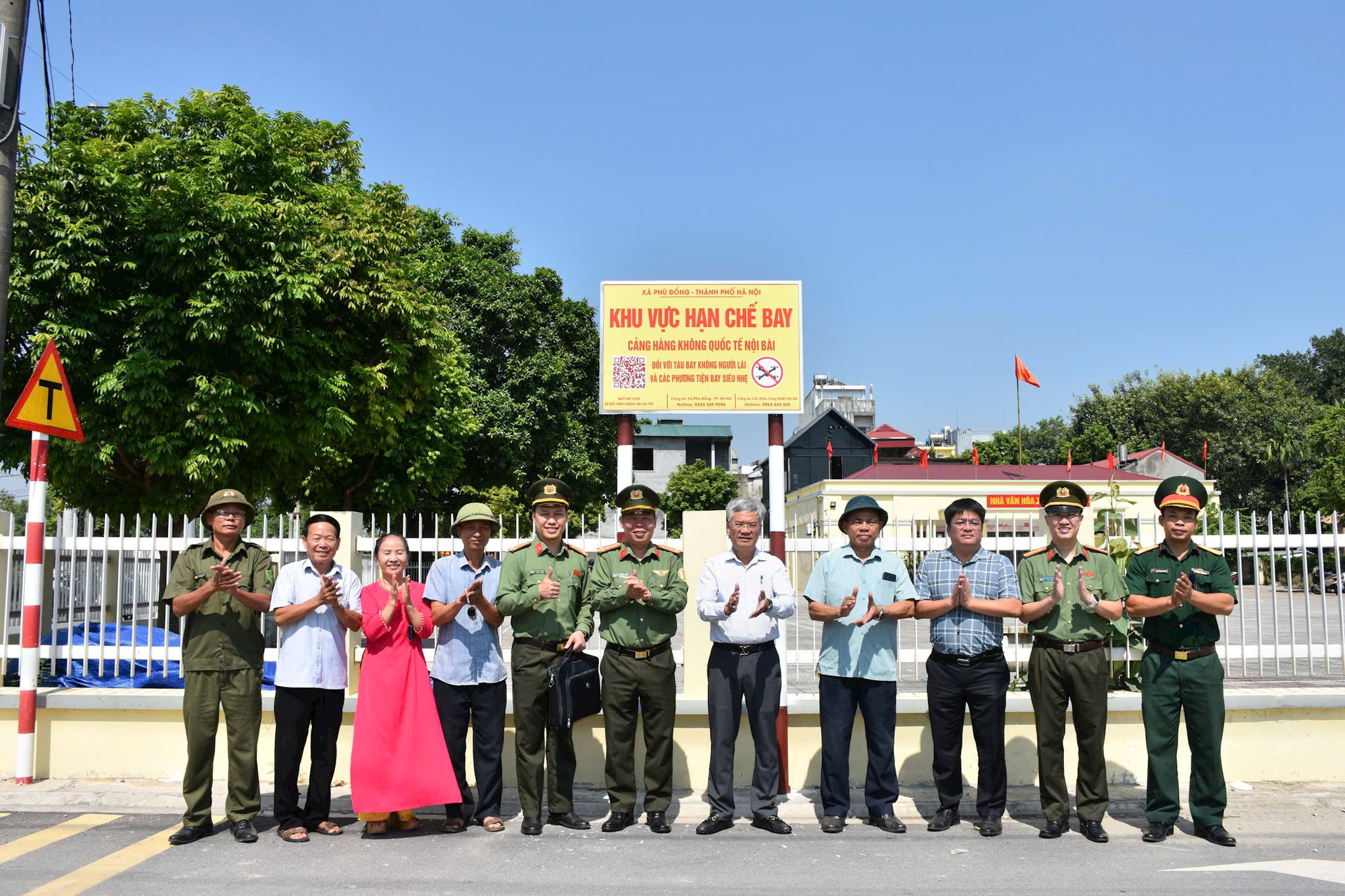 Gắn biển khu vực hạn chế bay tại thôn Lại Hoàng. Ảnh: Nguyê