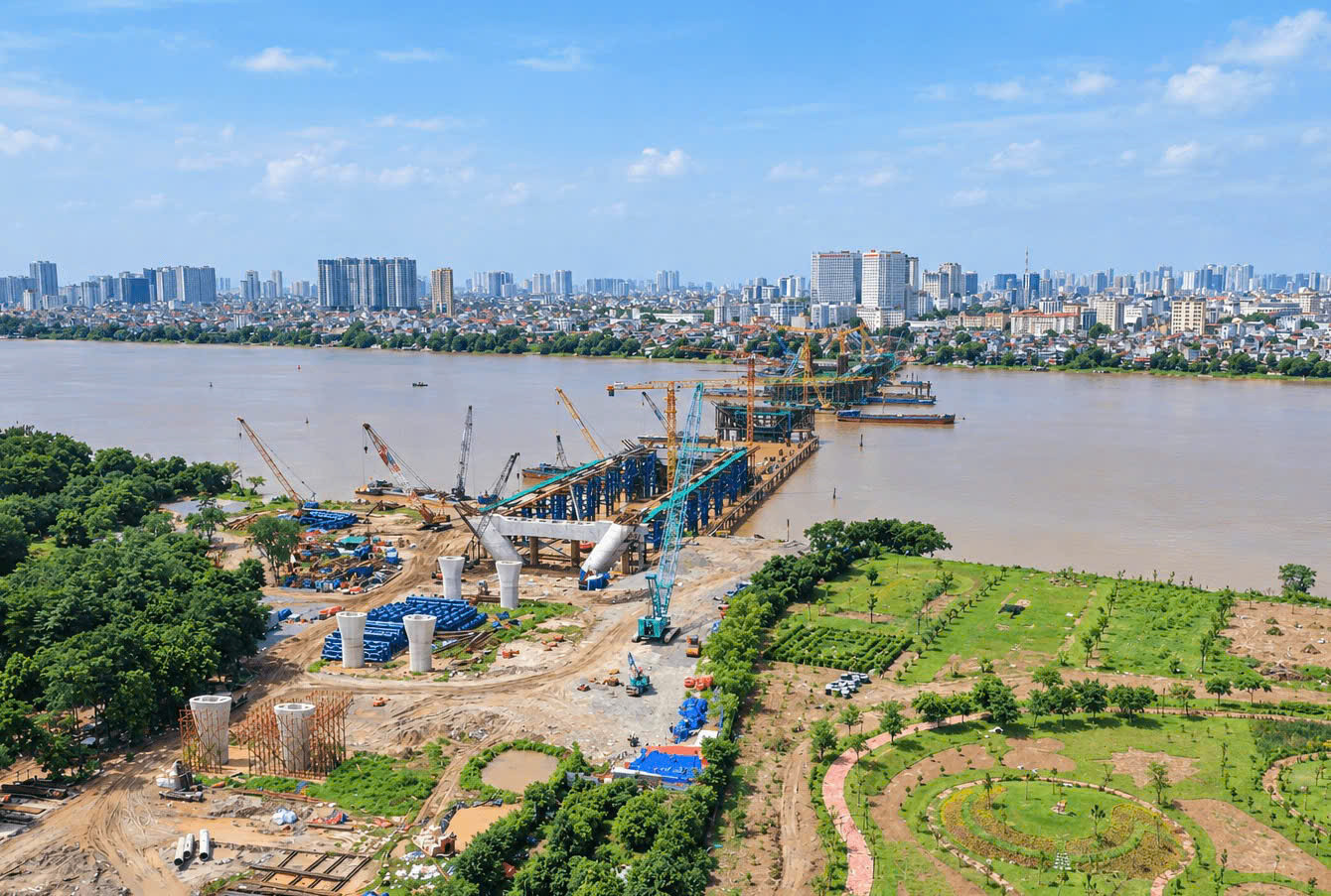 Công trường xây dựng cầu Trần Hưng Đạo bắc qua sông Hồng. Ảnh: Quang Thái
