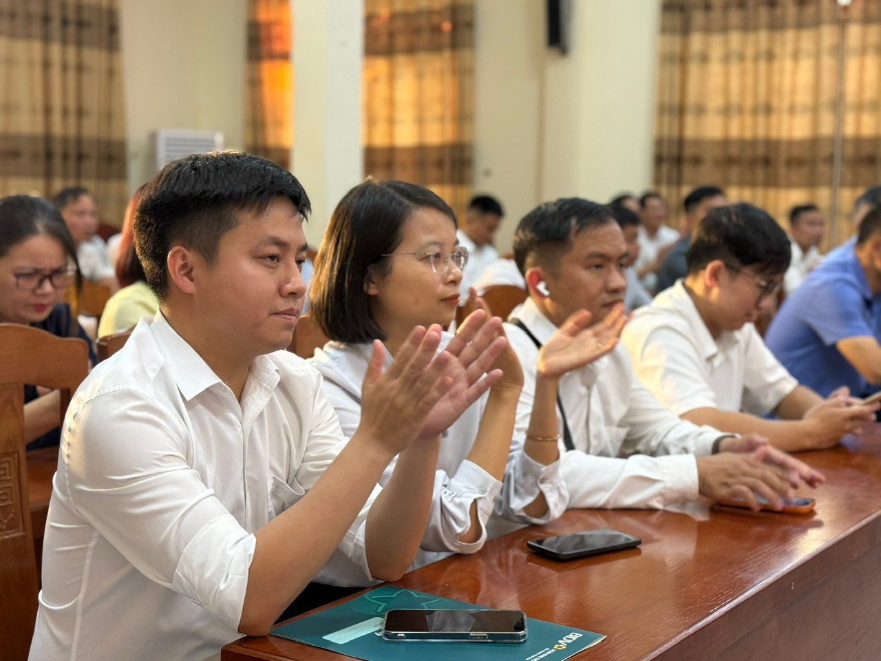 Lãnh đạo xã chúc mừng Hội Doanh nghiệp xã Liên Minh. Ảnh: Kiều Thoan Thu